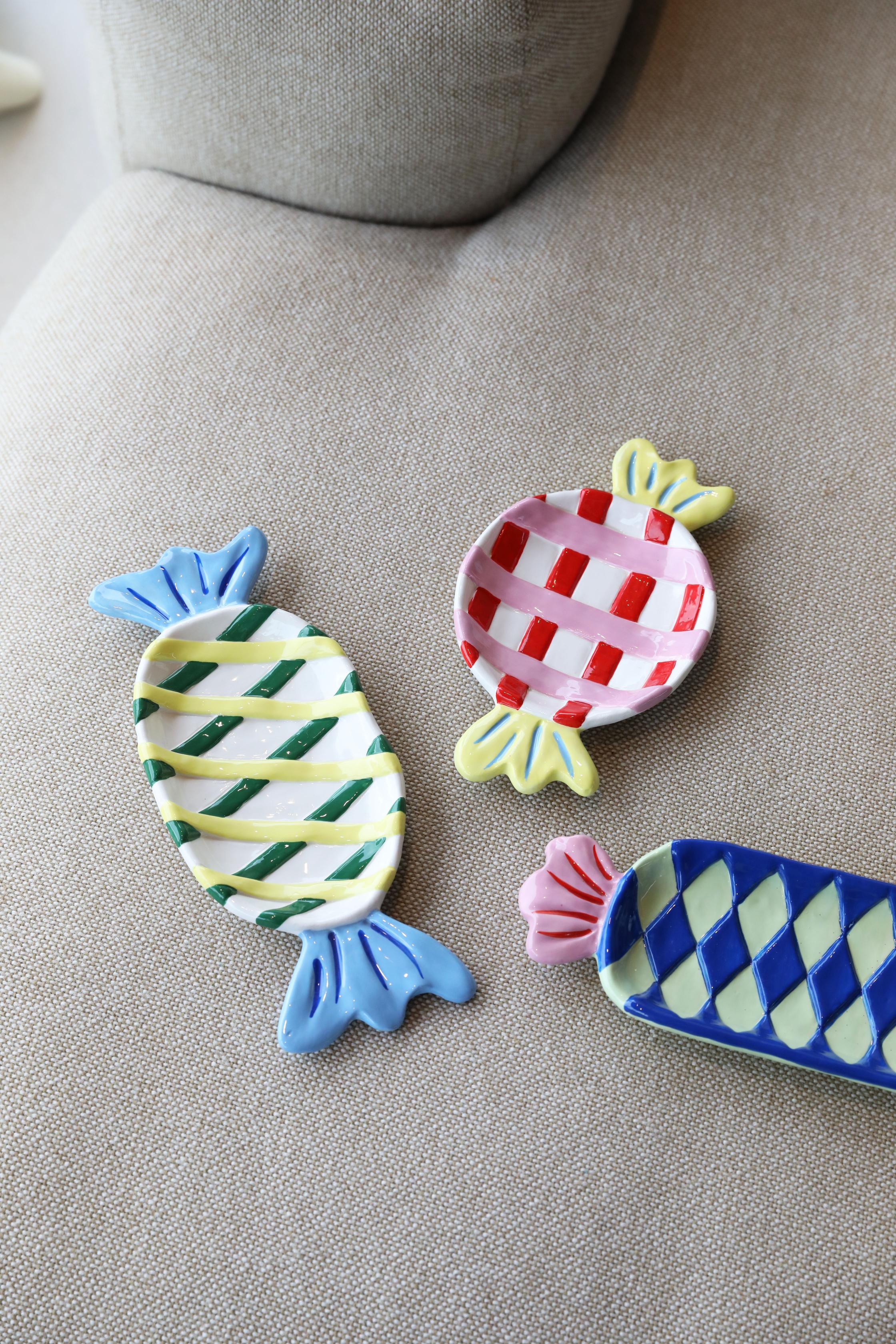 GOODY platter in blue with yellow and pink