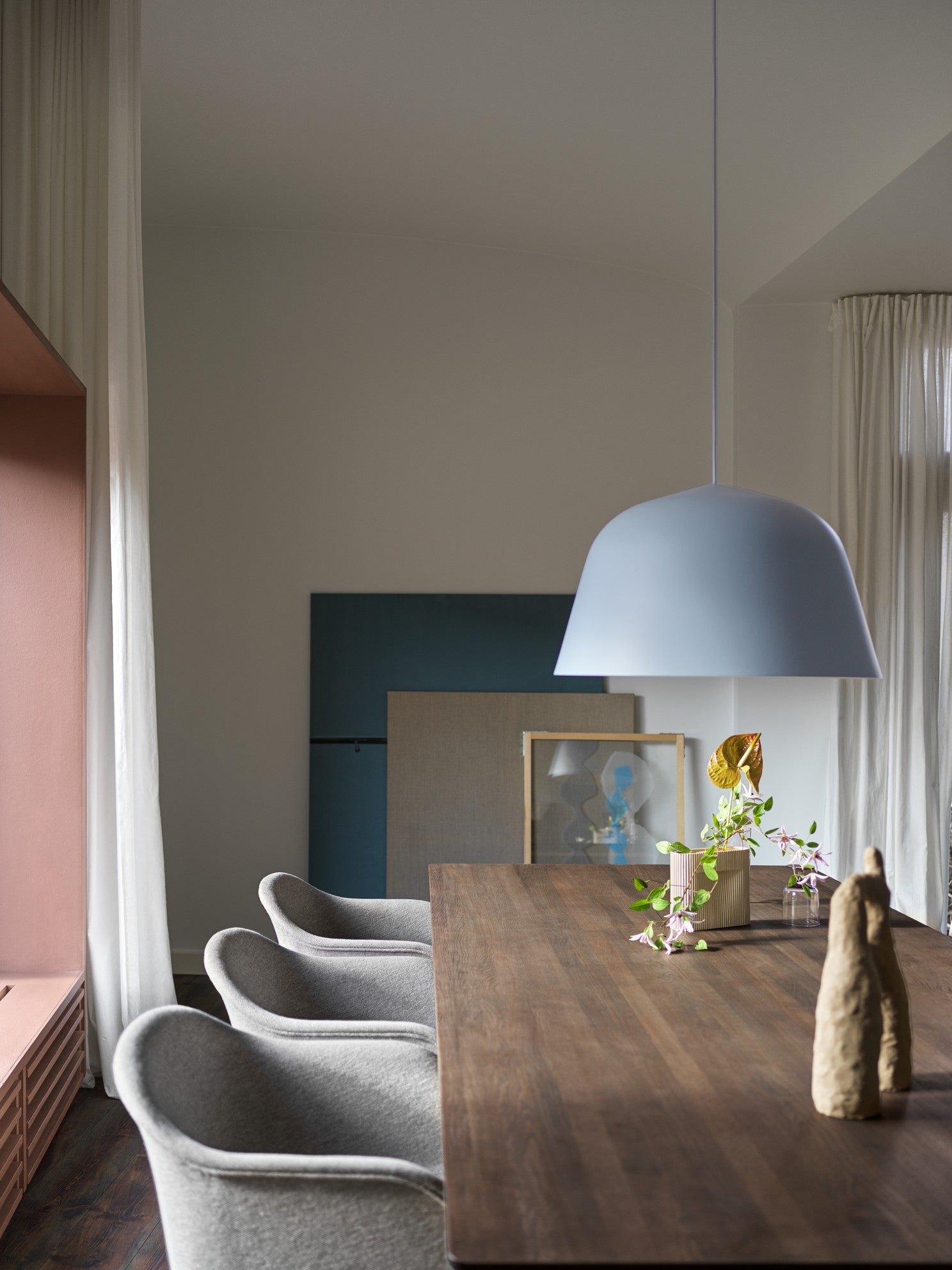 Tisch 70/70 aus dunklem Eichenholz mit grauem Gestell