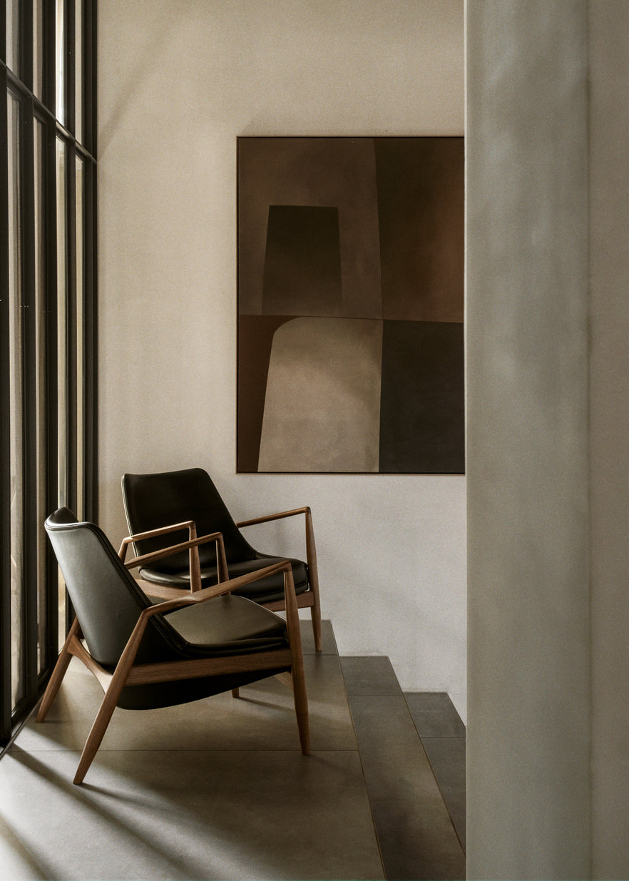 THE SEAL armchair black leather with walnut base [Julia]