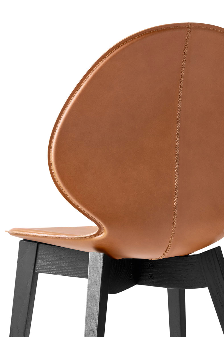 Stuhl BASIL mit braunem Sitz und schwarzem Holzgestell