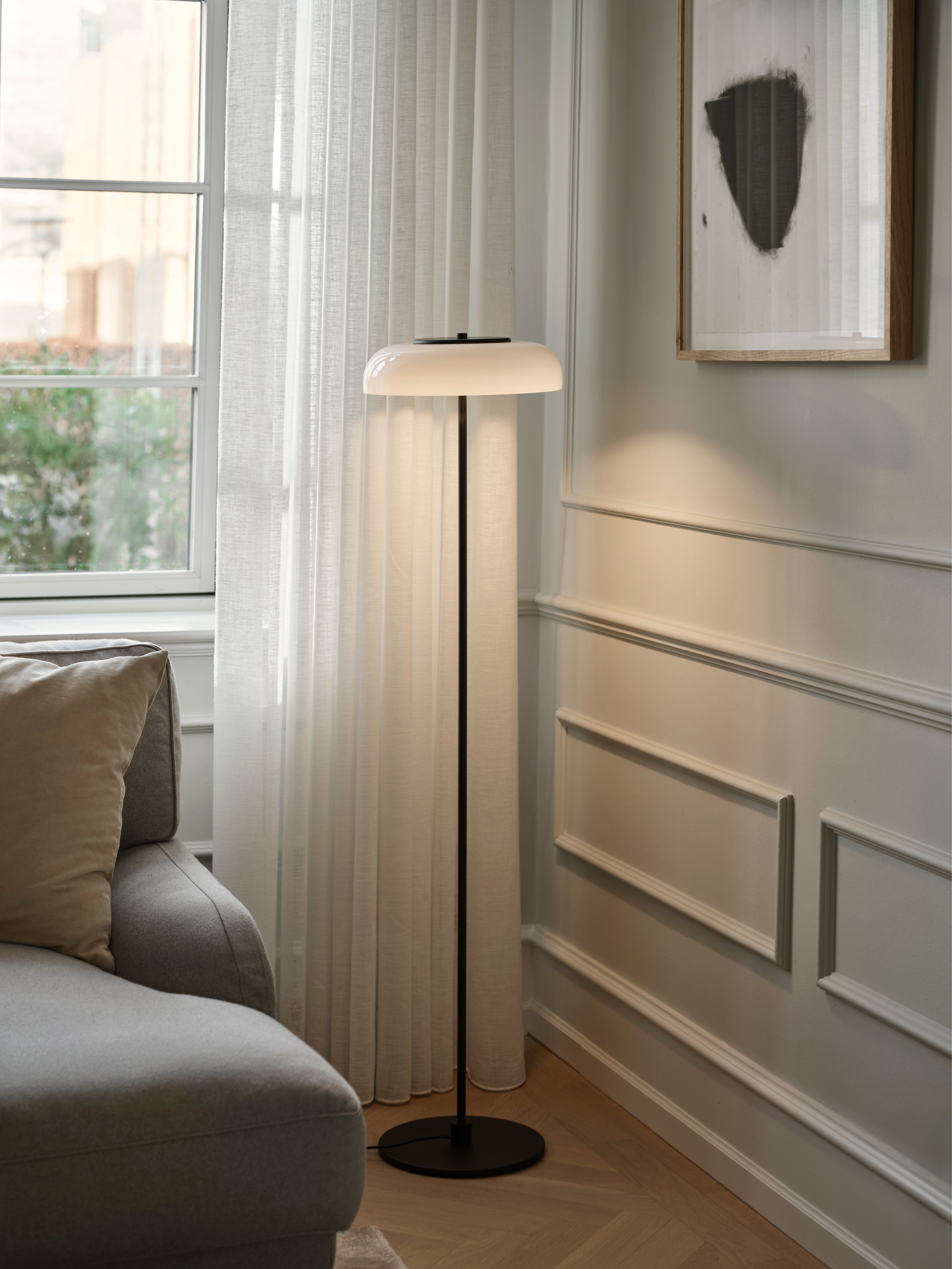 Lampa podłogowa BLOSSI czarny z opalowym szkłem