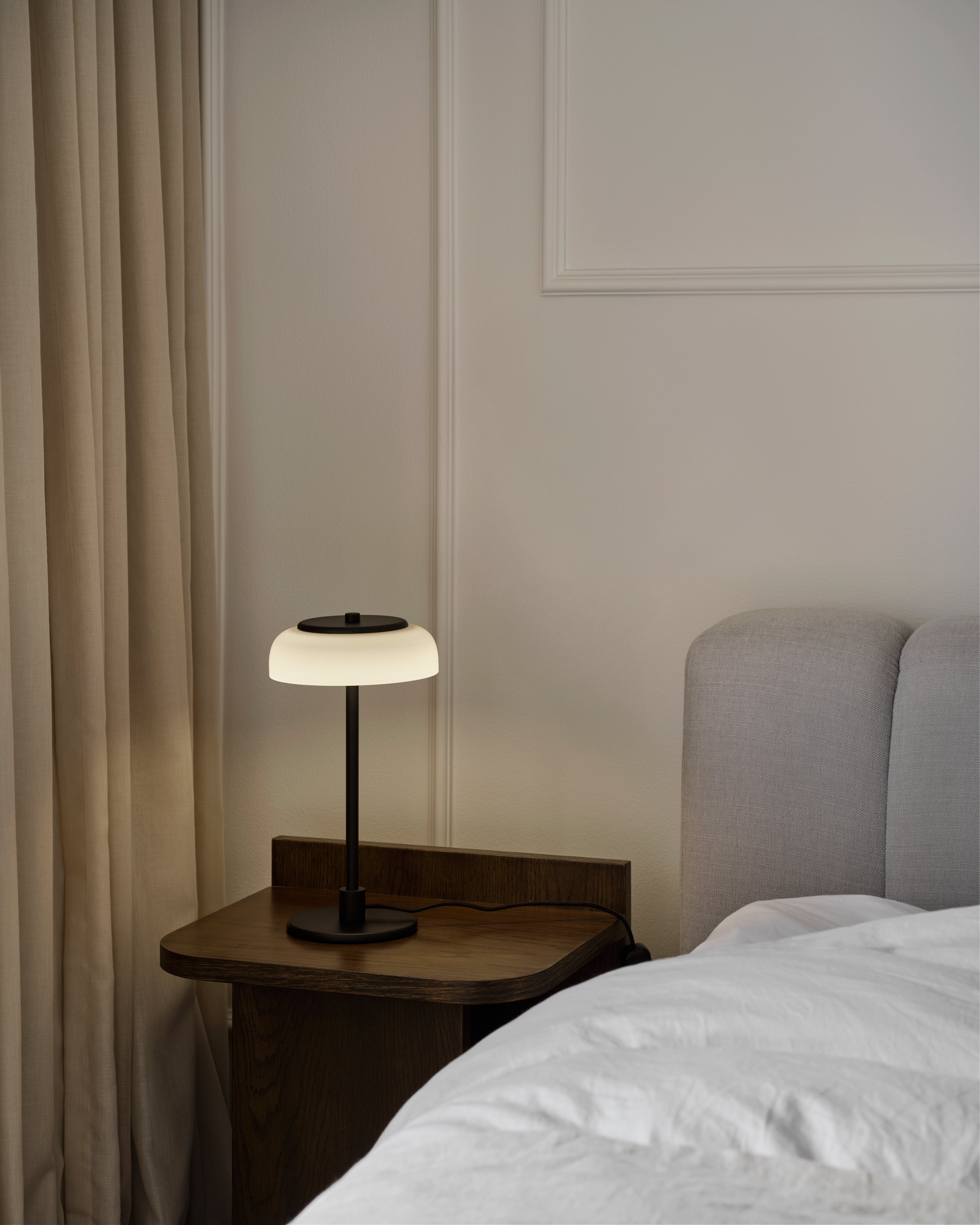 Tischlampe BLOSSI schwarz mit opalem Glas