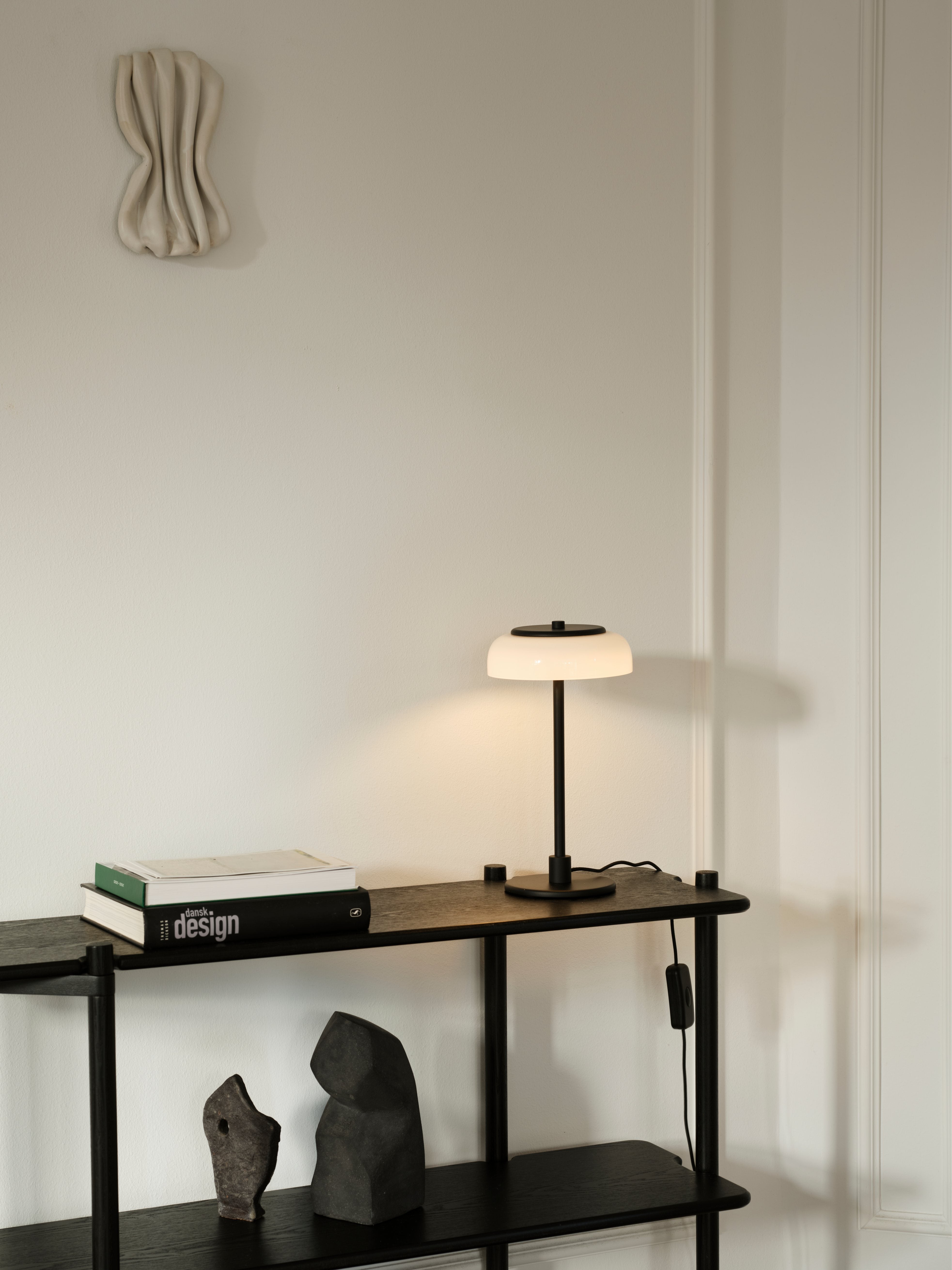 Tischlampe BLOSSI schwarz mit opalem Glas