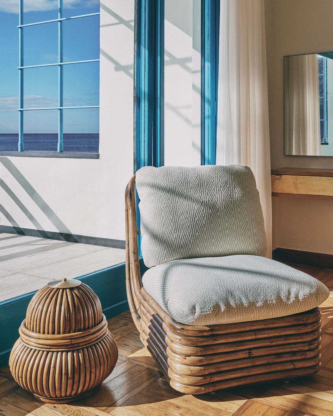 Fotel BOHEMIAN 72 tapicerowany z rattanową podstawą