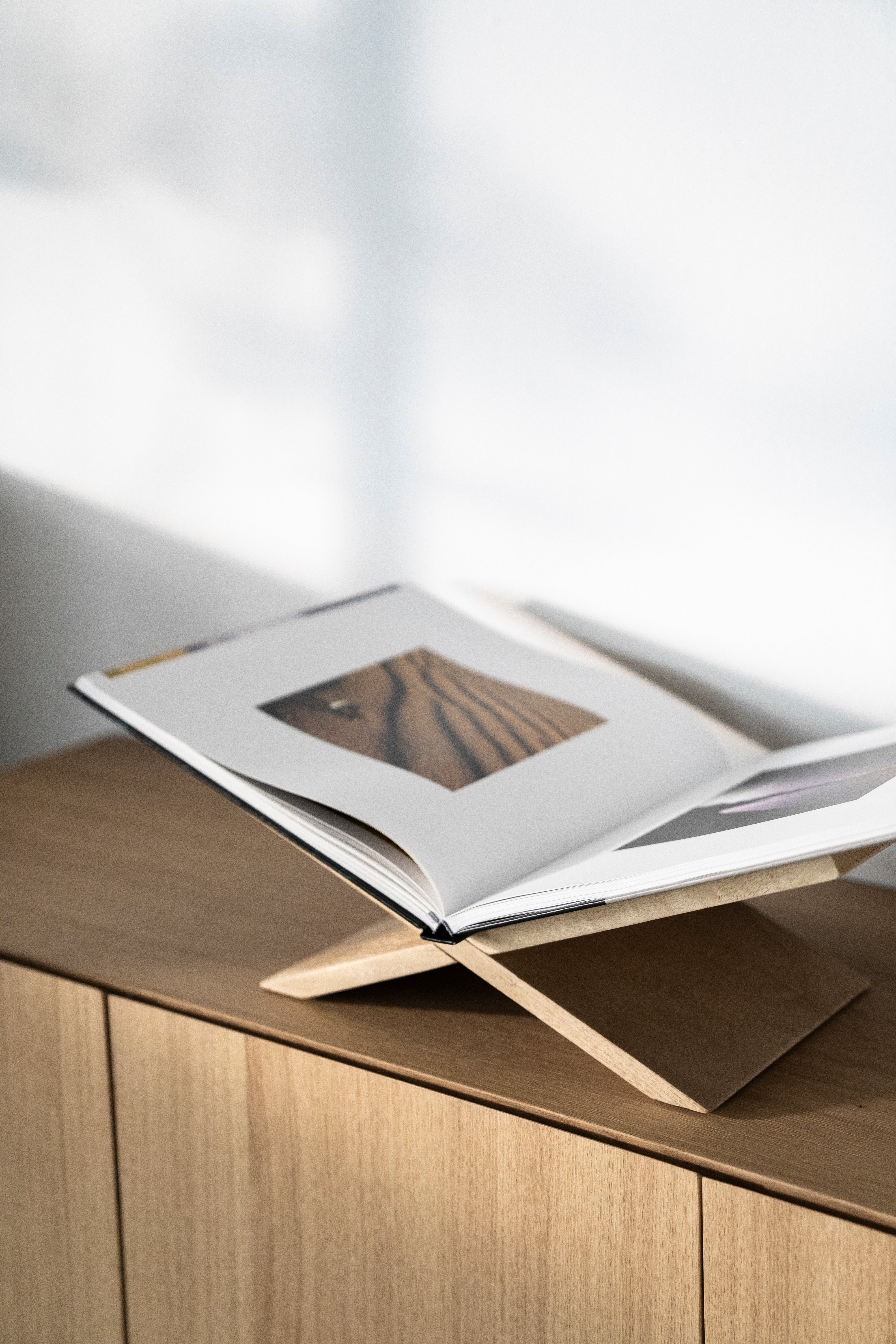 Stojak na książkę TEE jasne drewno mango