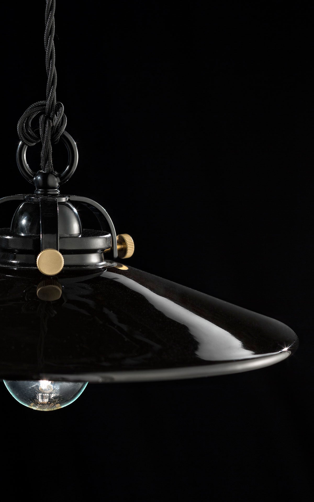 Lampa wisząca ceramiczna B&W biały z mosiężnym wykończeniem