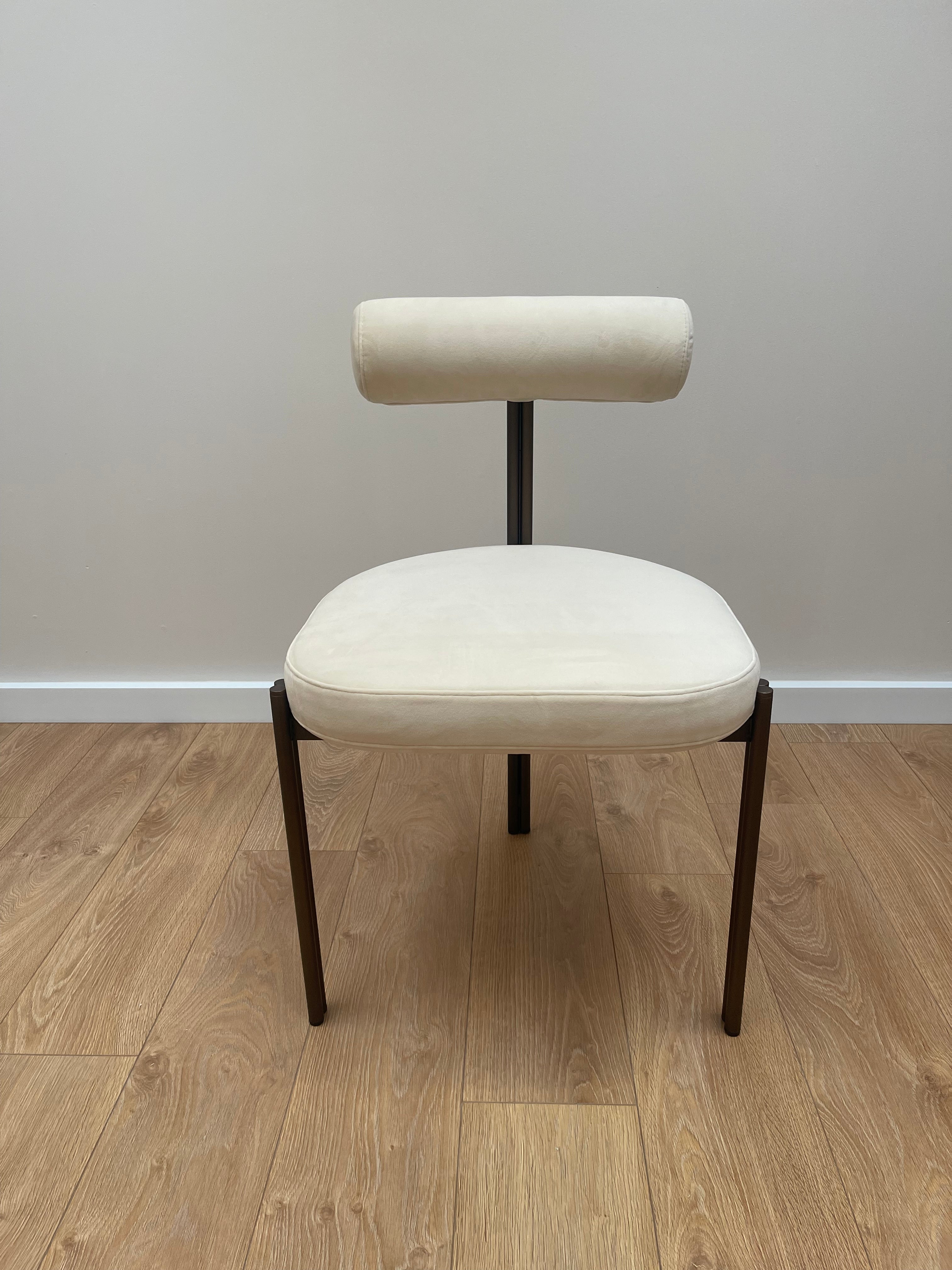 Krzesło aksamitne CAILLOU beżowe - poekspozycyne