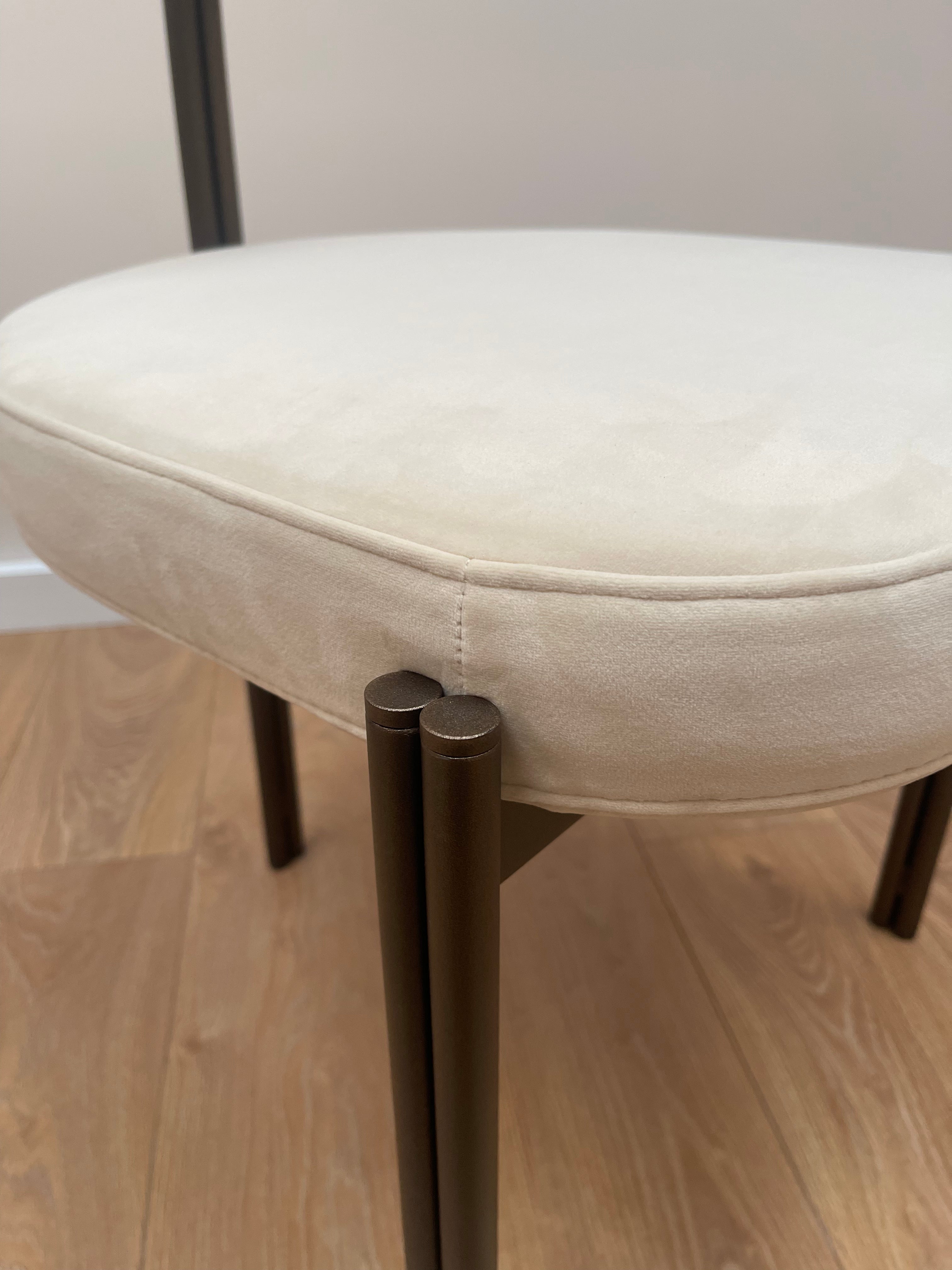 Krzesło aksamitne CAILLOU beżowe - poekspozycyne