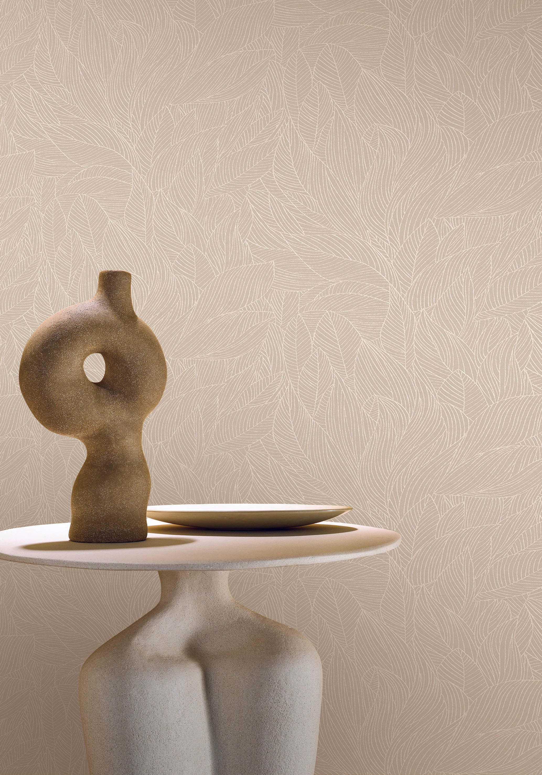 Non-woven wallpaper with a plant motif HOSTA - GLACÉ/NACRÉ beige with a pearlescent finish