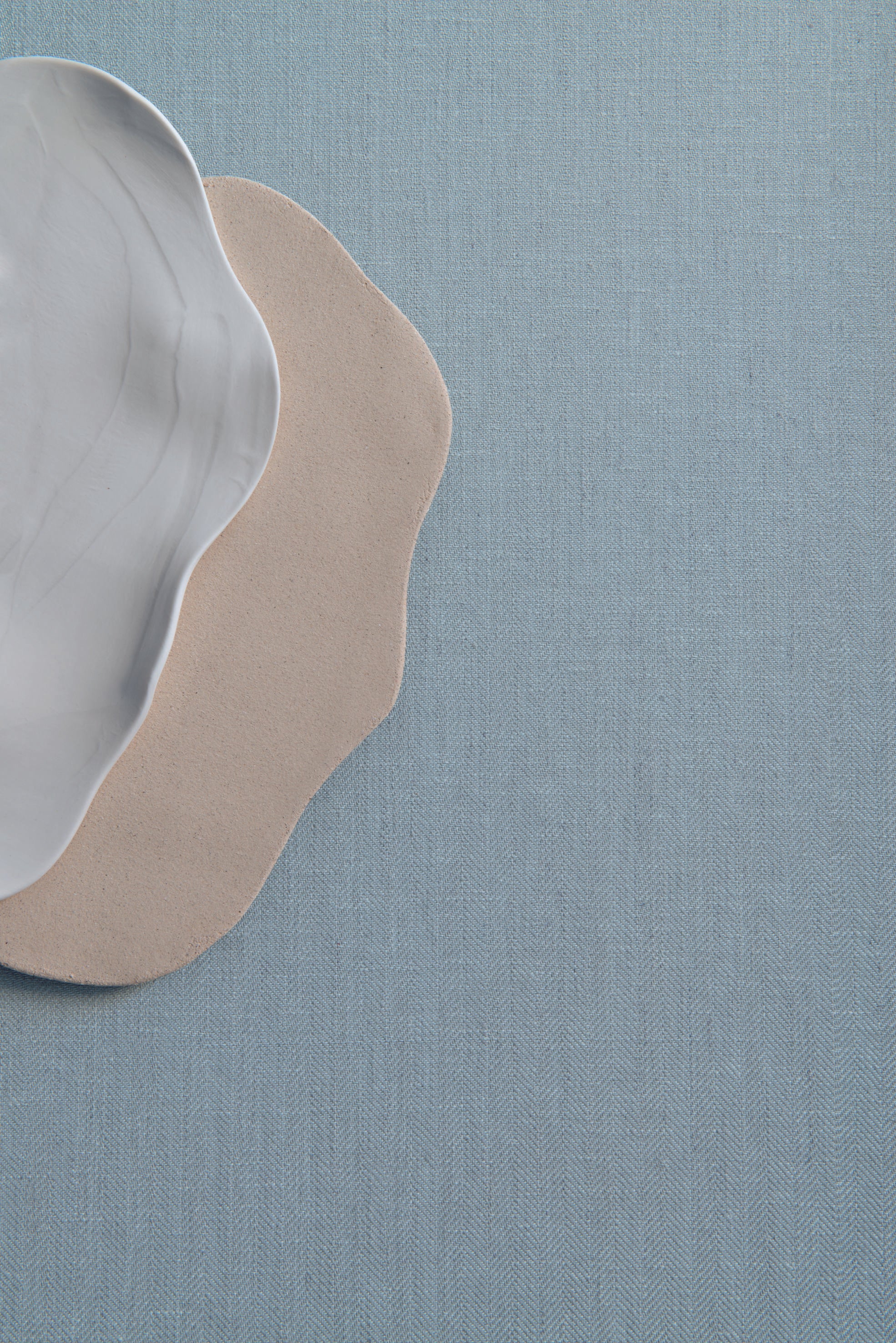 Structural textile wallpaper imitating herringbone VELIN - CRAIE sand