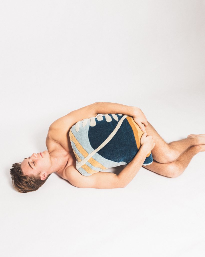 Poduszka dekoracyjna CAVE granatowy z pomarańczowym