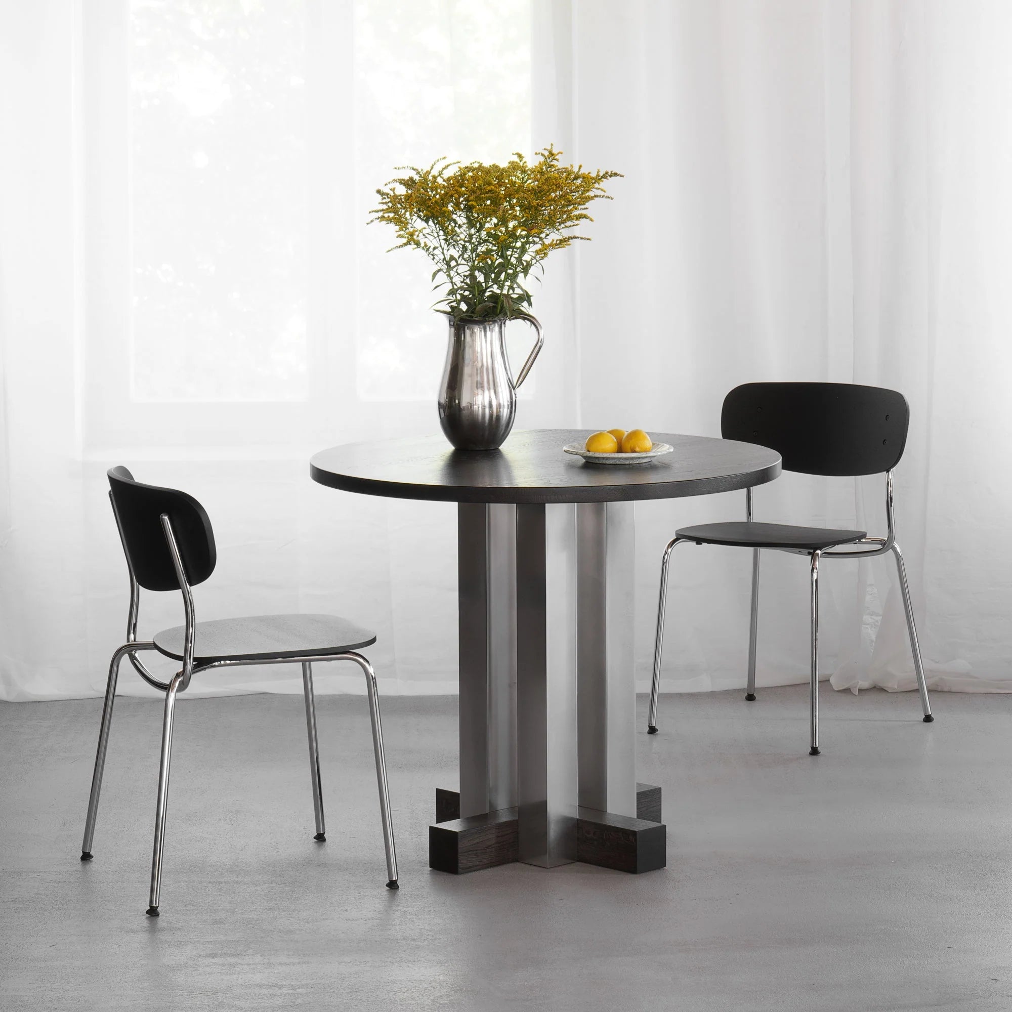 CRUZ round table in aluminum with dark oak wood