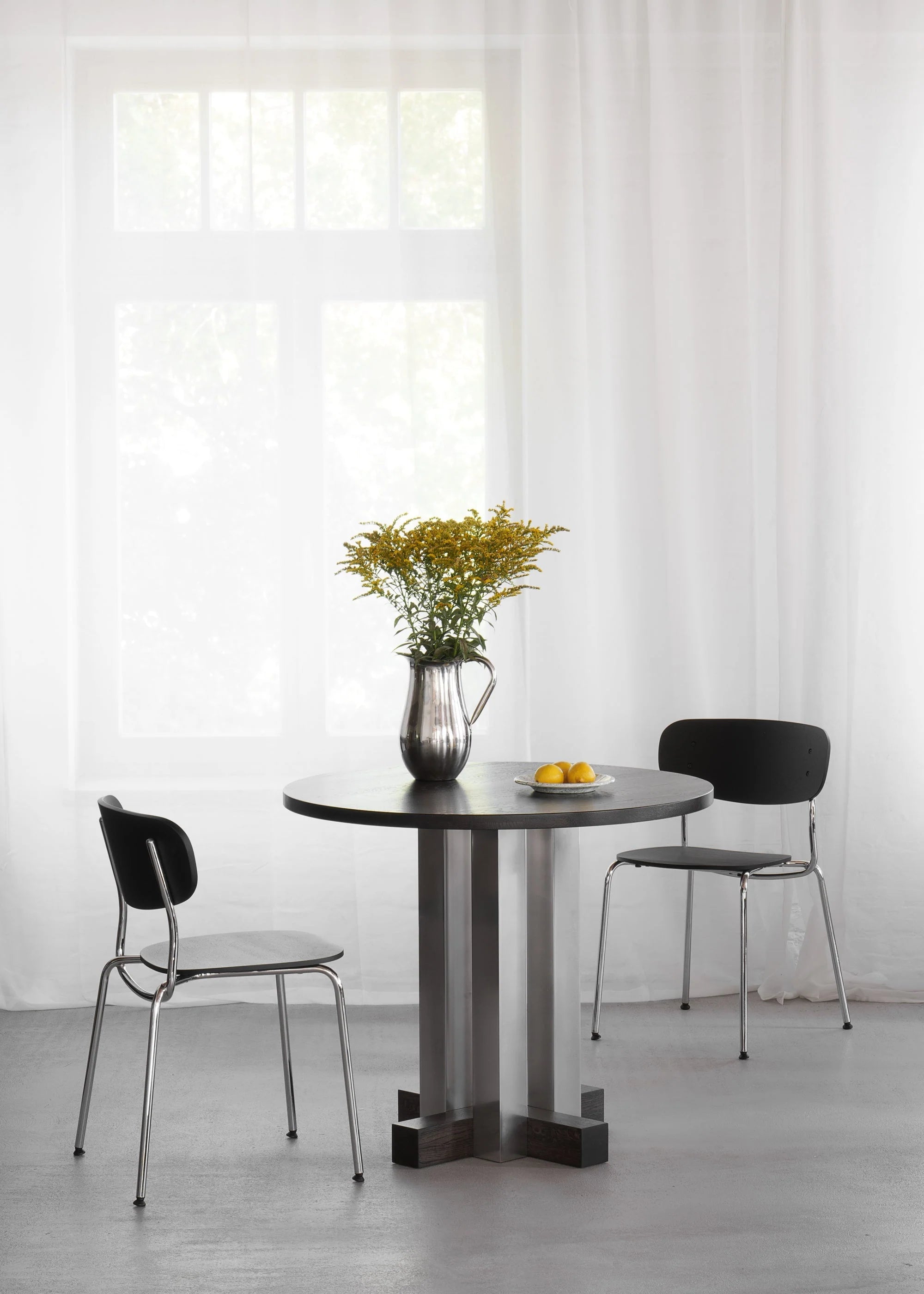 CRUZ round table in aluminum with dark oak wood