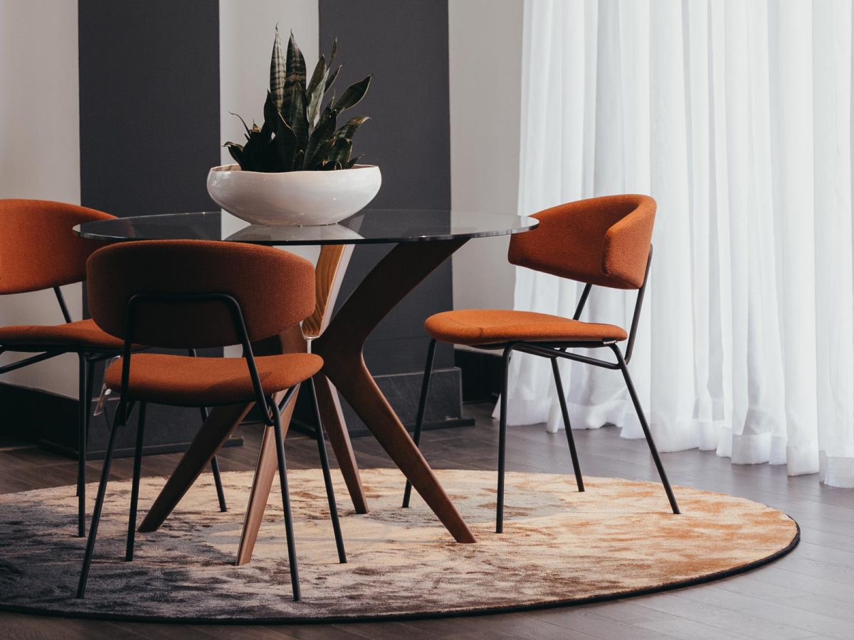 Runder Tisch TOKYO mit Glasplatte und Nussbaumfuß