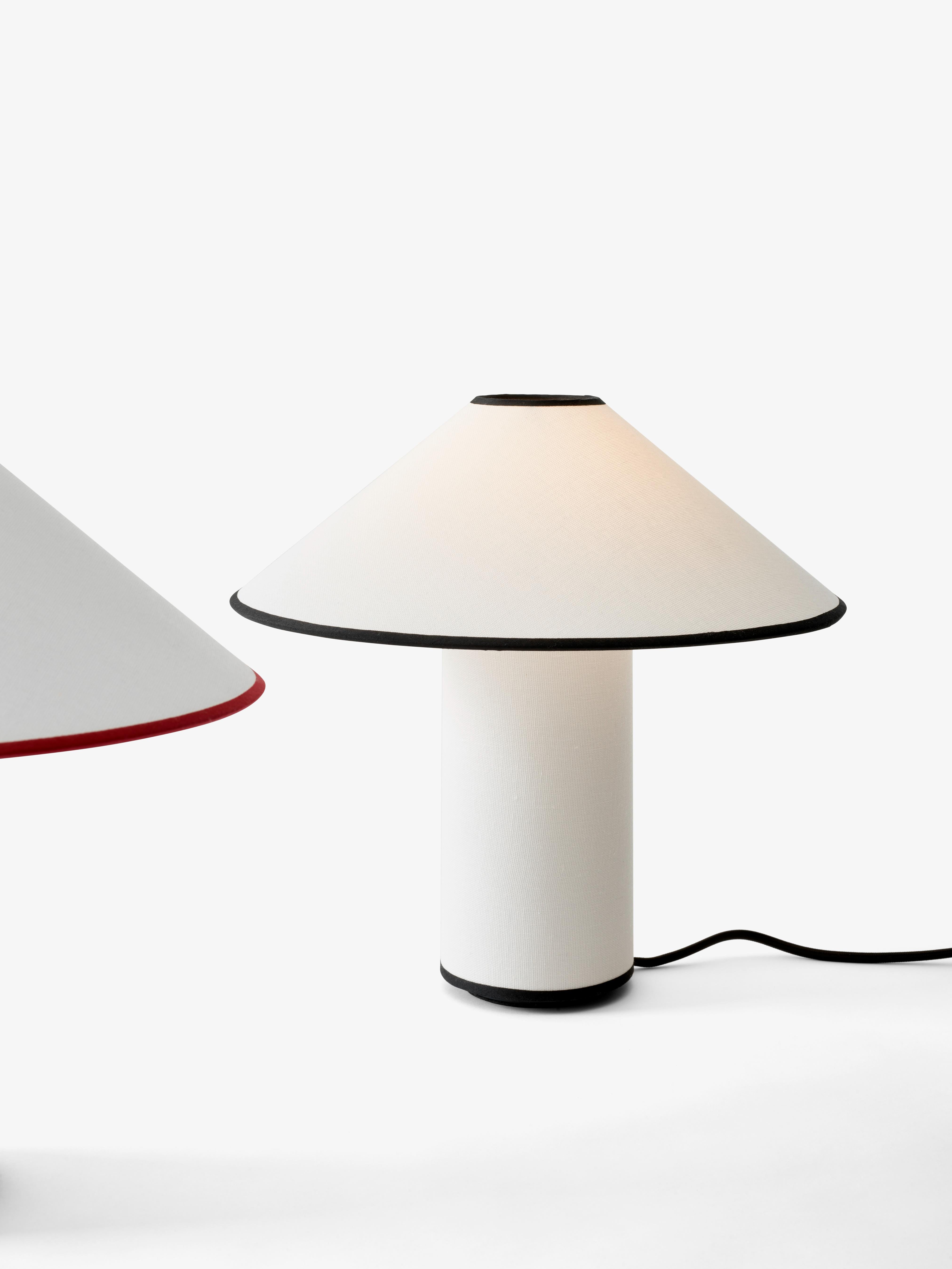Tischlampe COLETTE ATD6 in Weiß mit schwarzem Finish