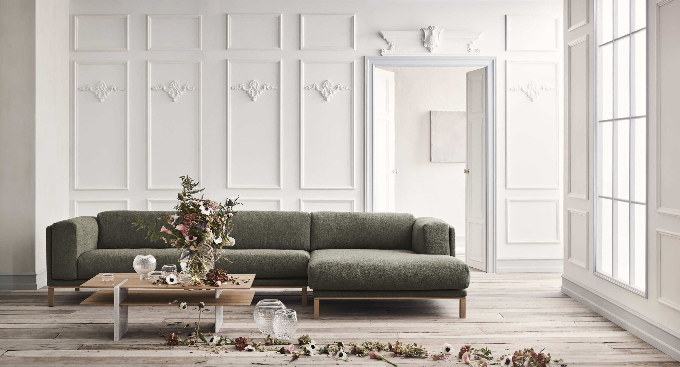 Sofa modułowa COSY - szezlong lewostronny z bieloną podstawą