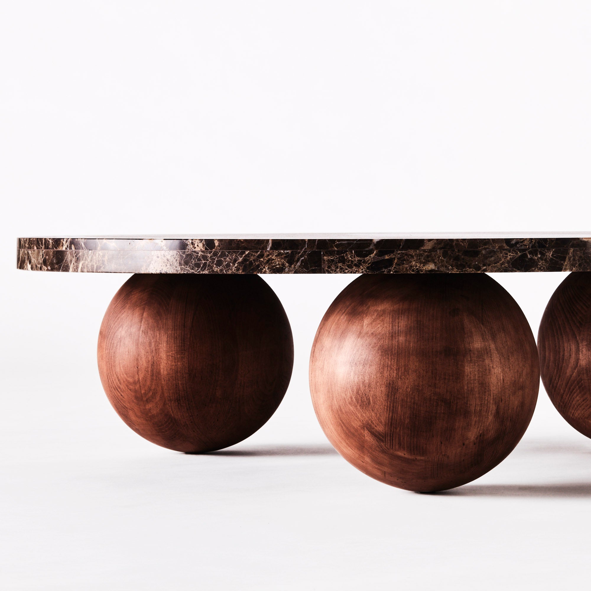 Stolik kawowy okrągły SPHERE marmur Emperador z jesionową podstawą
