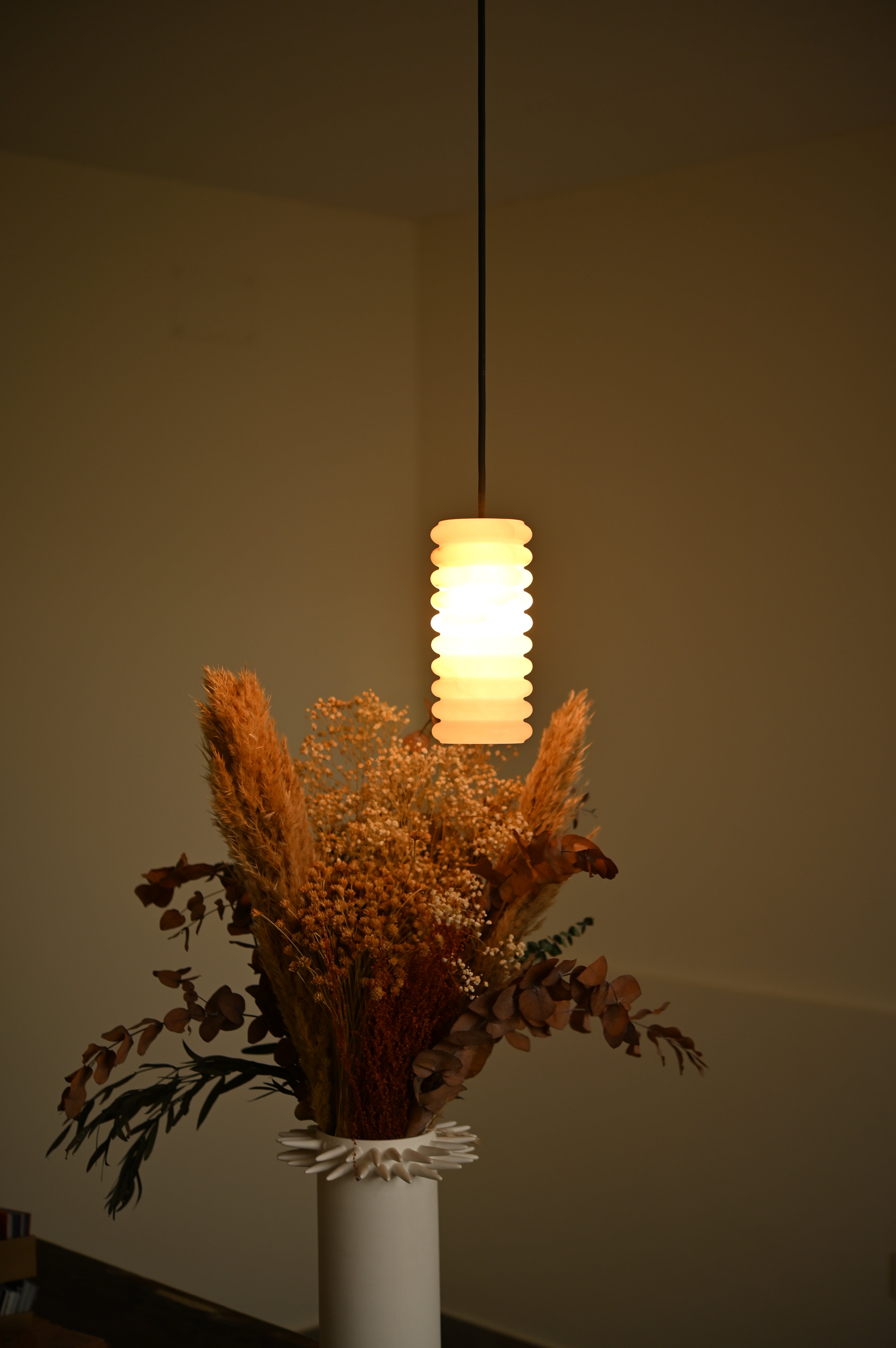 Lampa wisząca MANIKO FLUTA biały alabaster