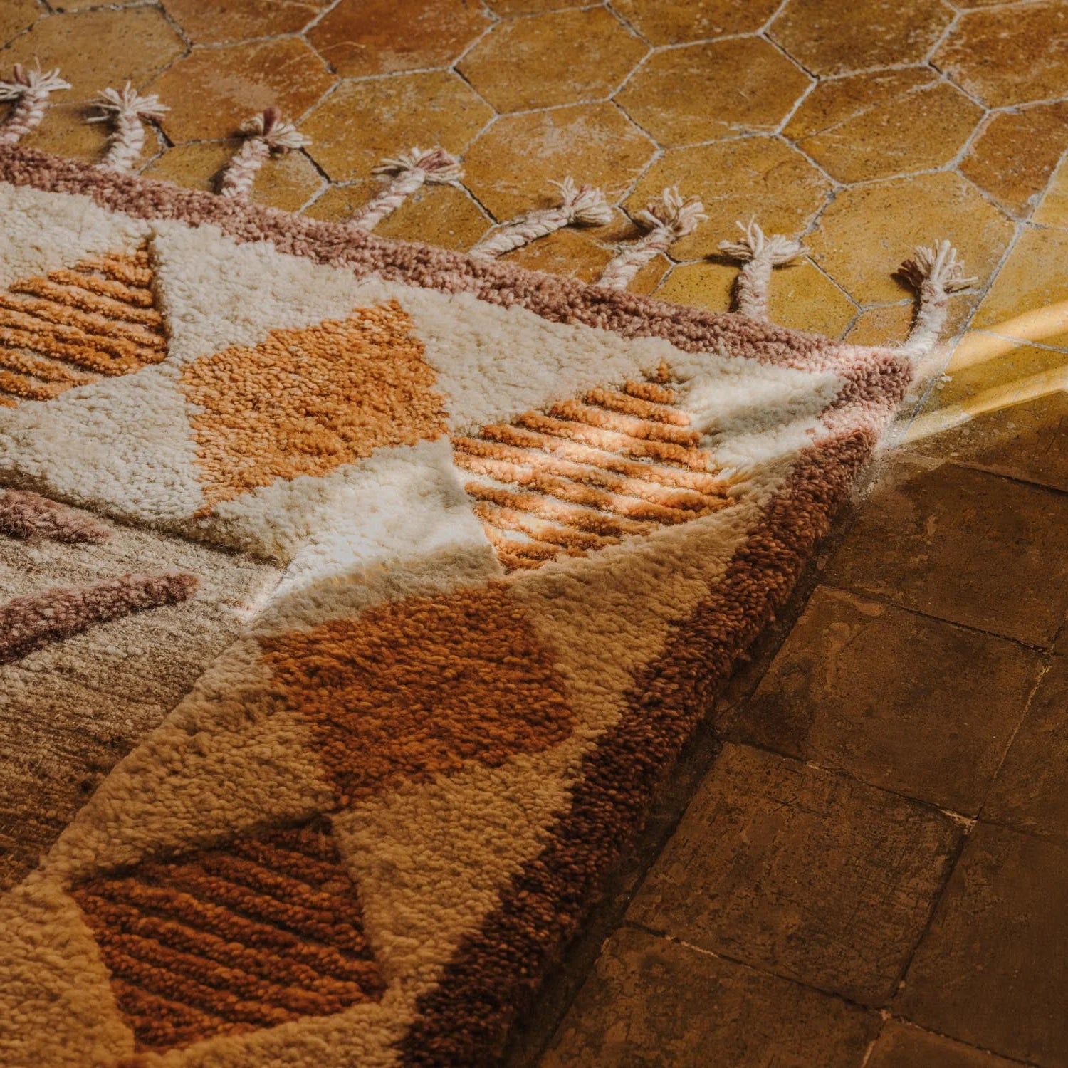 Dywan wełniany WILDCAT brązowo-pomarańczowy z frędzlami