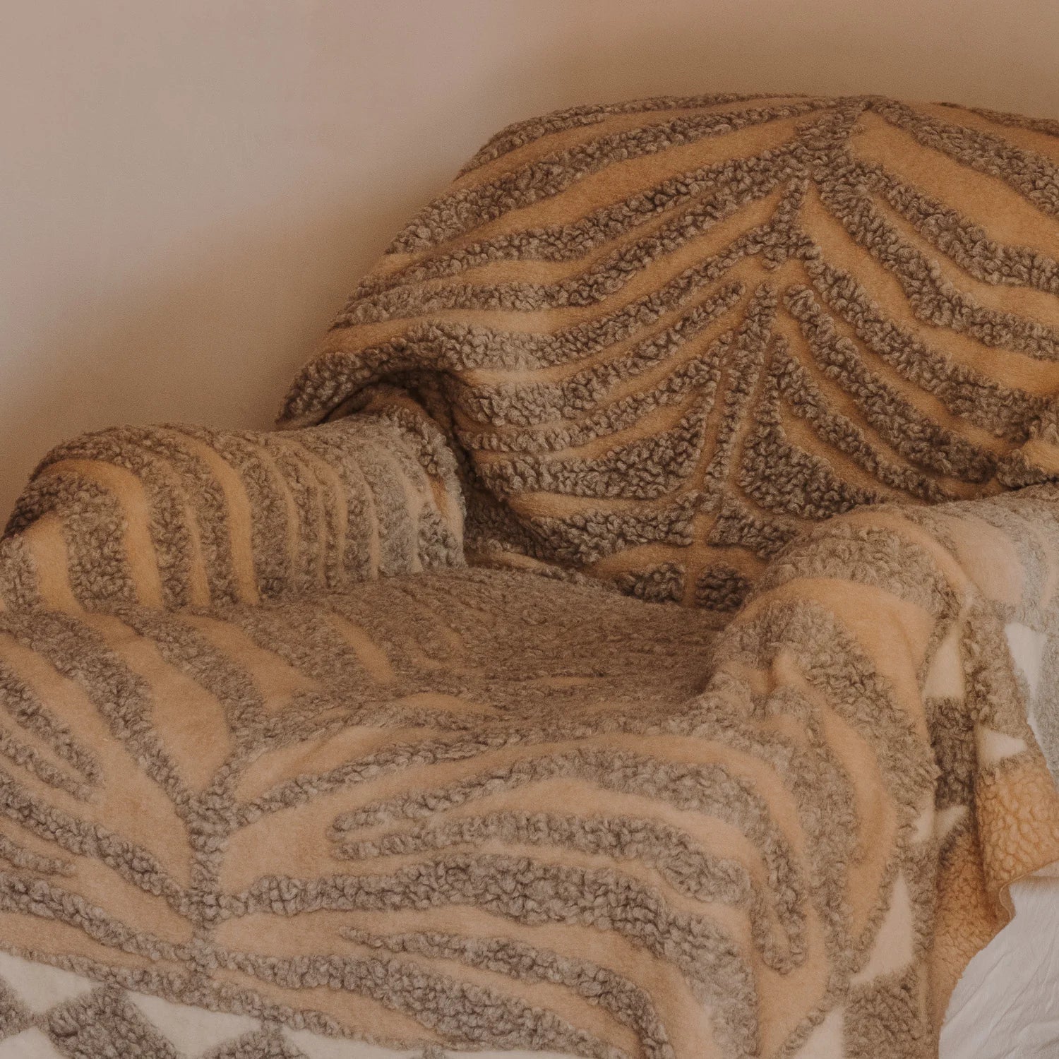 Koc WILDCAT Wurfdecke beige mit Grau