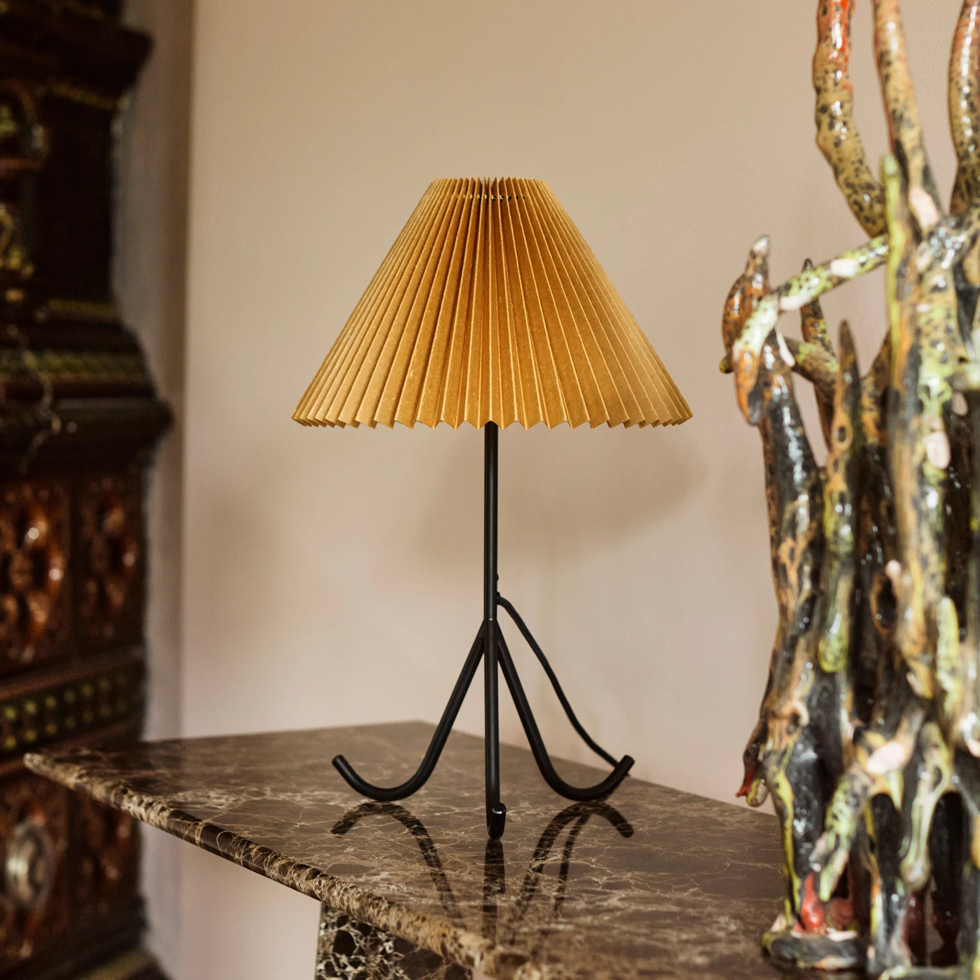 Tischlampe GERALDINE ocker mit schwarzem Fuß