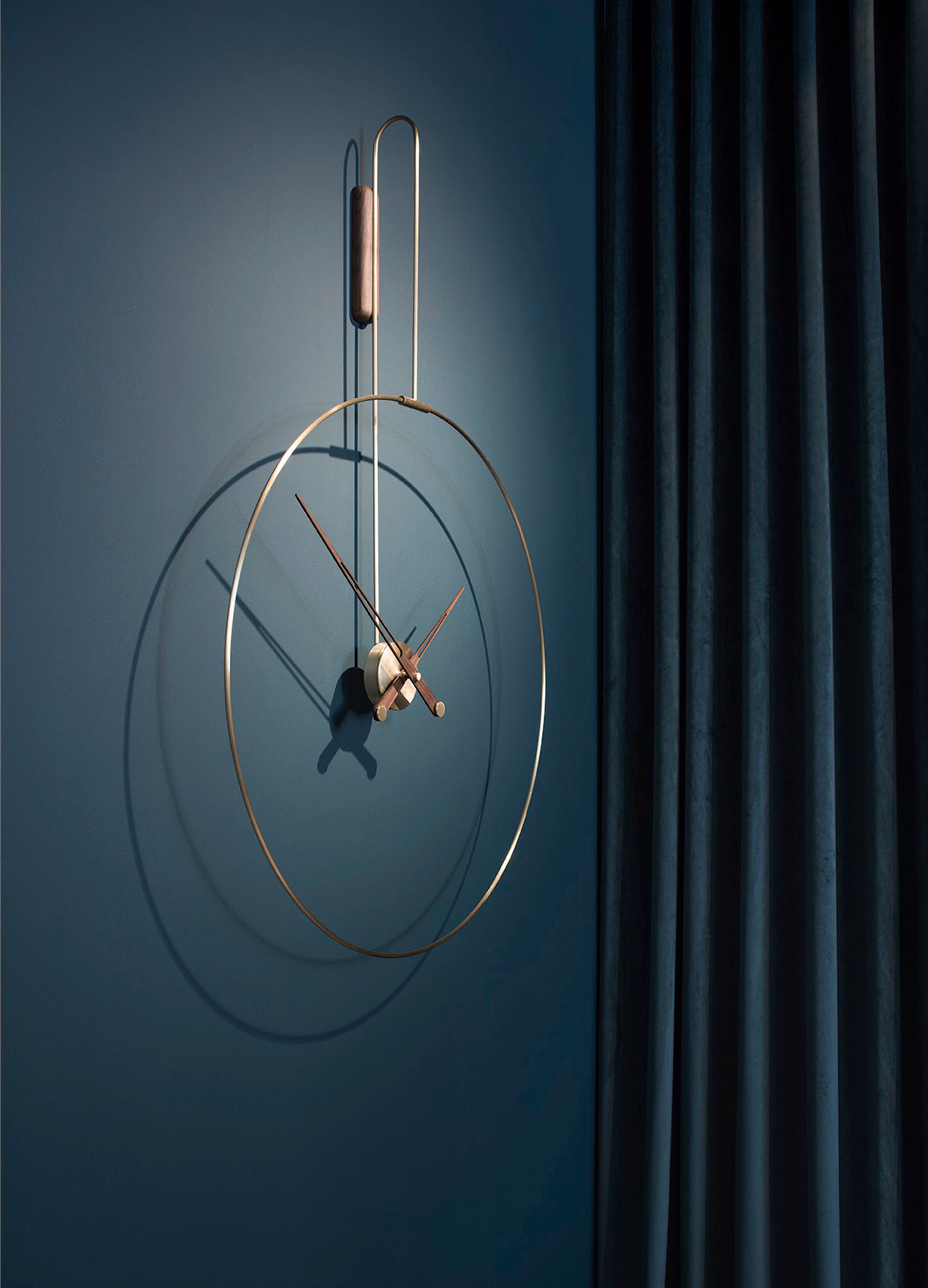 Zegar ścienny DARO drewno orzechowe ze srebrnym