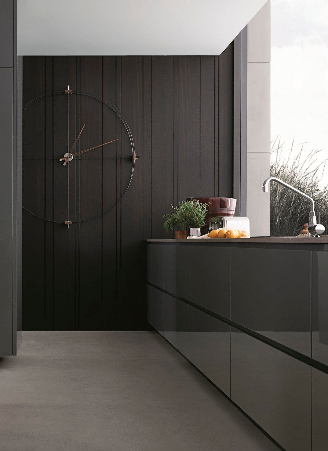 Zegar ścienny DELMORI drewno orzechowe z czarnym i chromem