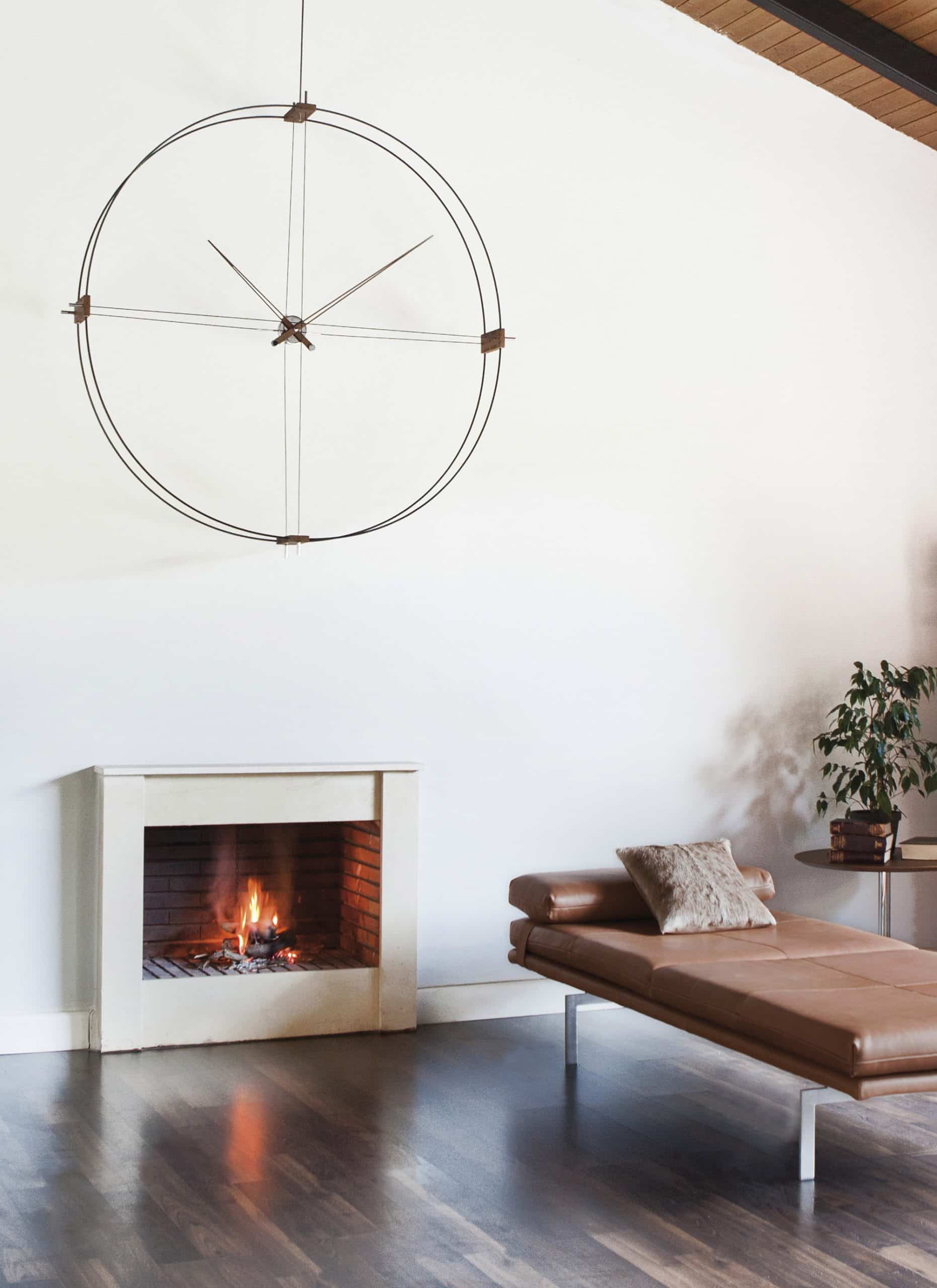 Wanduhr DELMORI aus Nussbaumholz mit Schwarz und Chrom