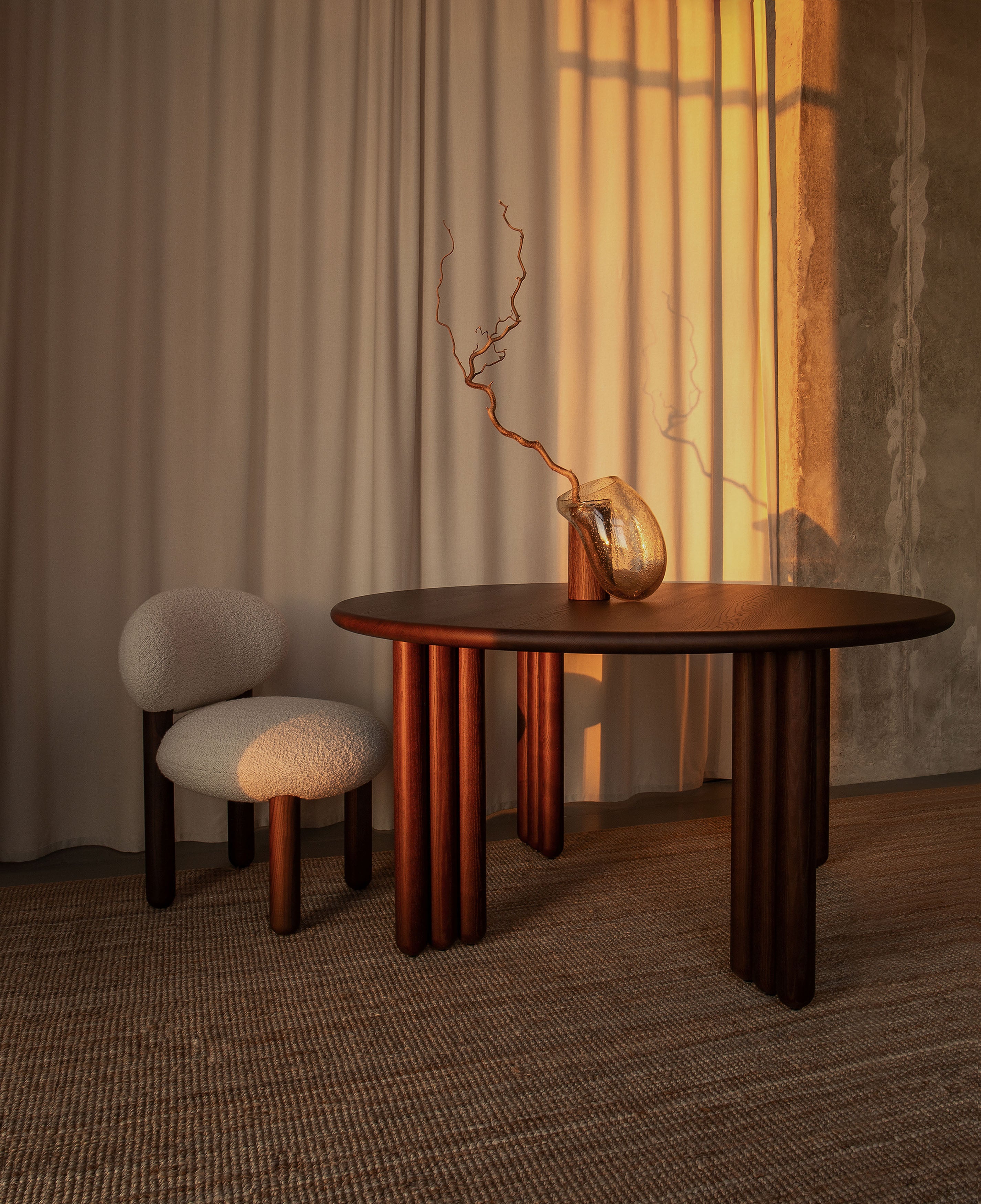 Stół okrągły FLOCK czarne drewno jesionowe