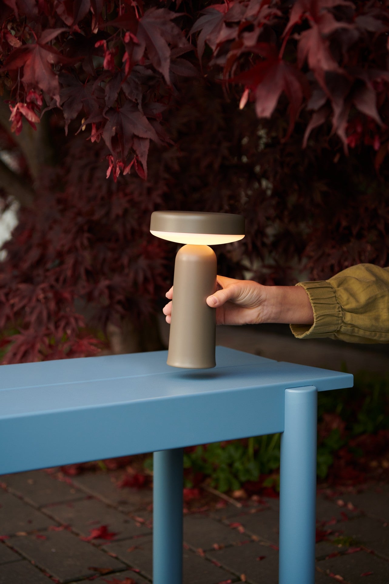 Portable outdoor lamp EASE taupe