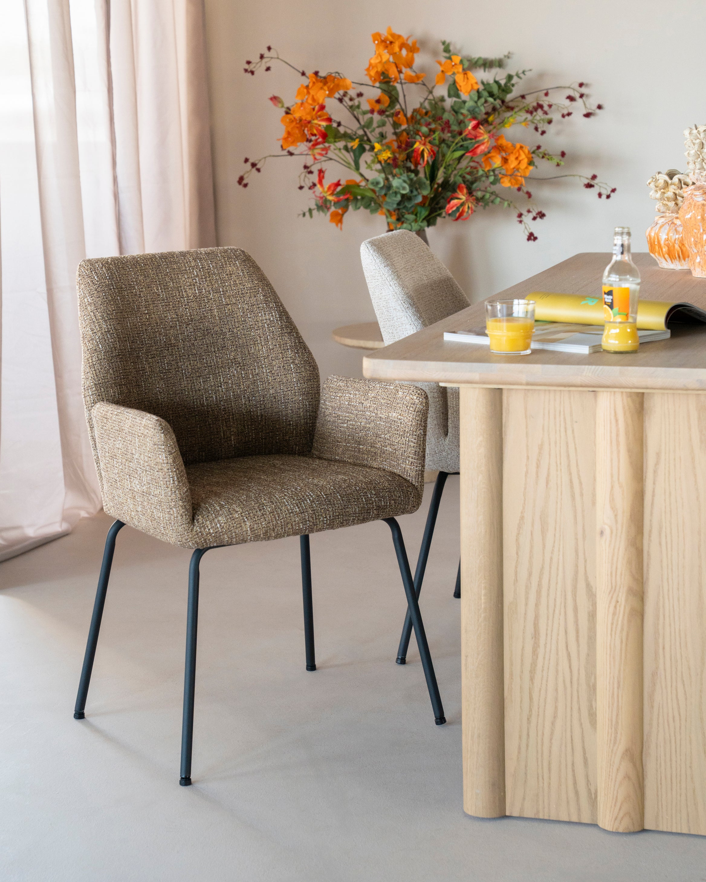 Krzesło INDY musztardowy z czarną podstawą