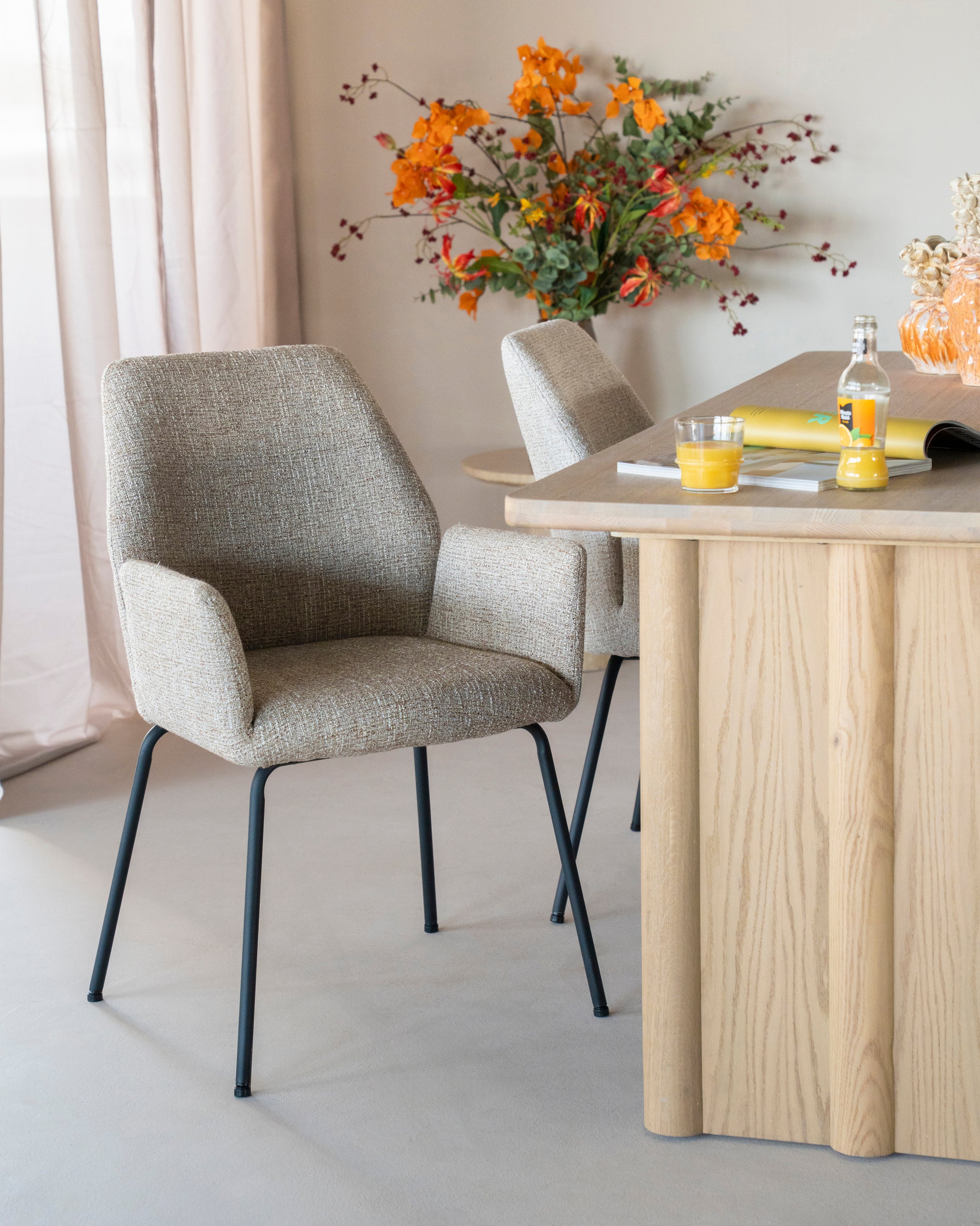 Krzesło INDY kremowy z czarną podstawą