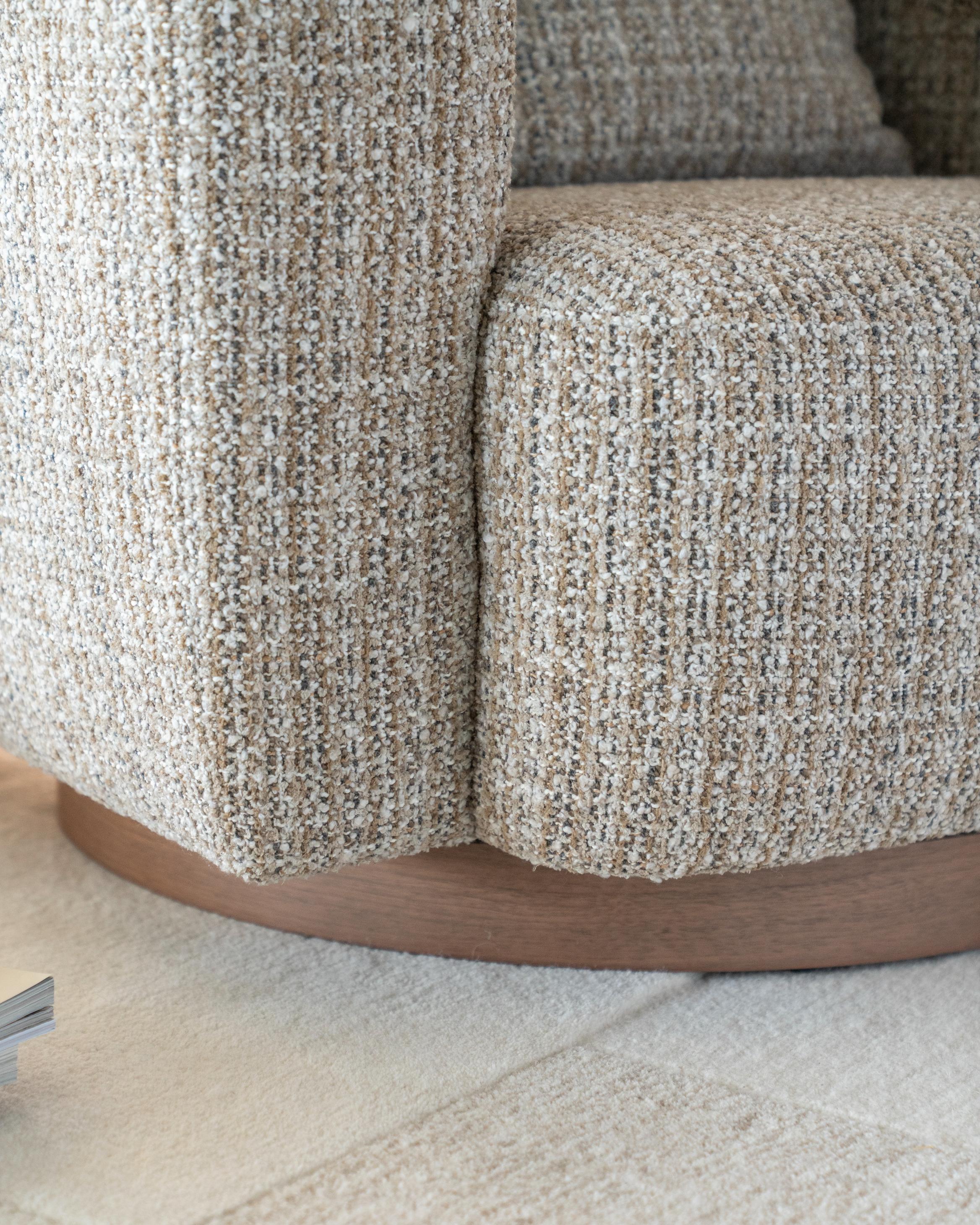 Fotel obrotowy JORDAN beżowy z drewnianą podstawą