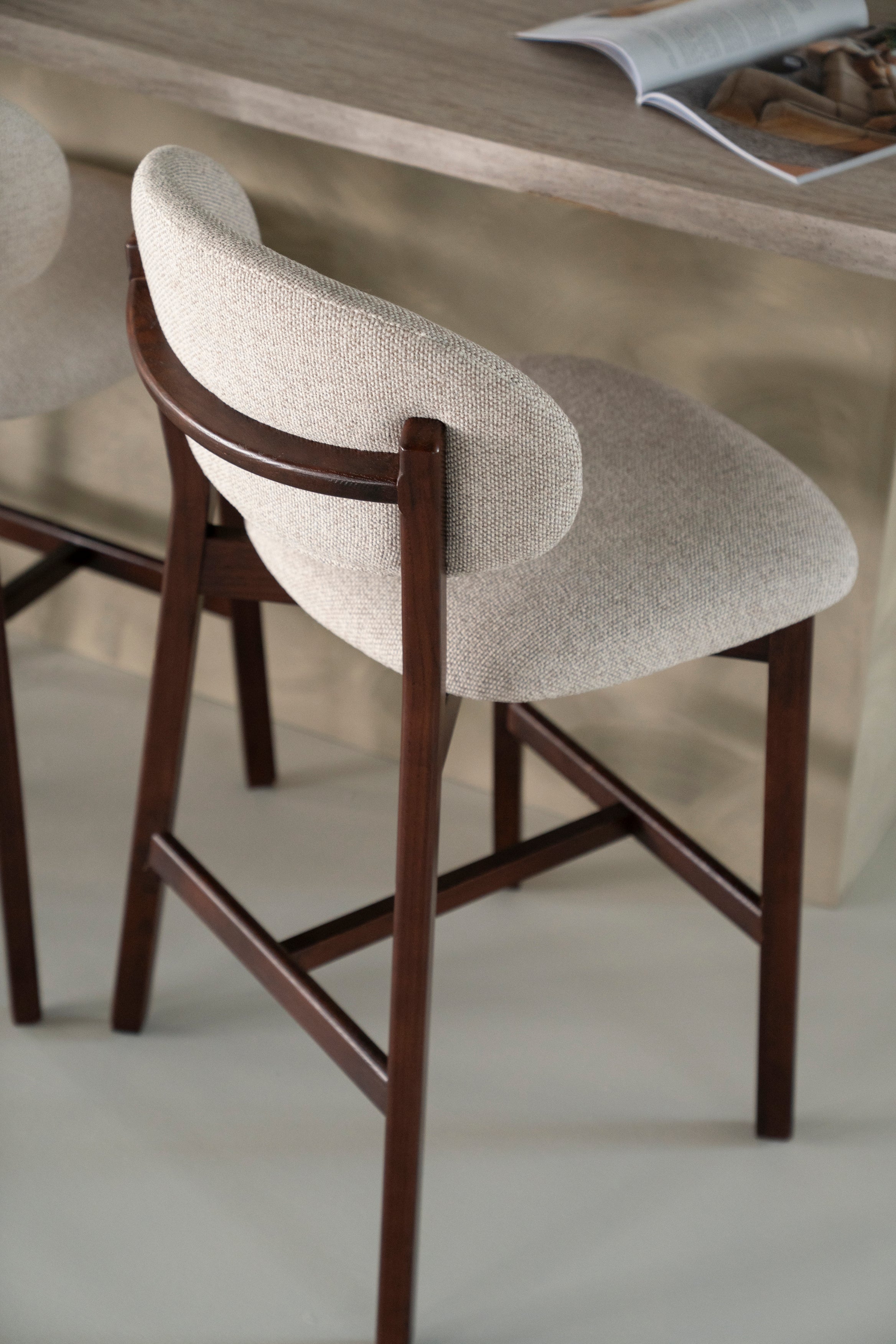 MIKKY taupe stool with a dark oak base