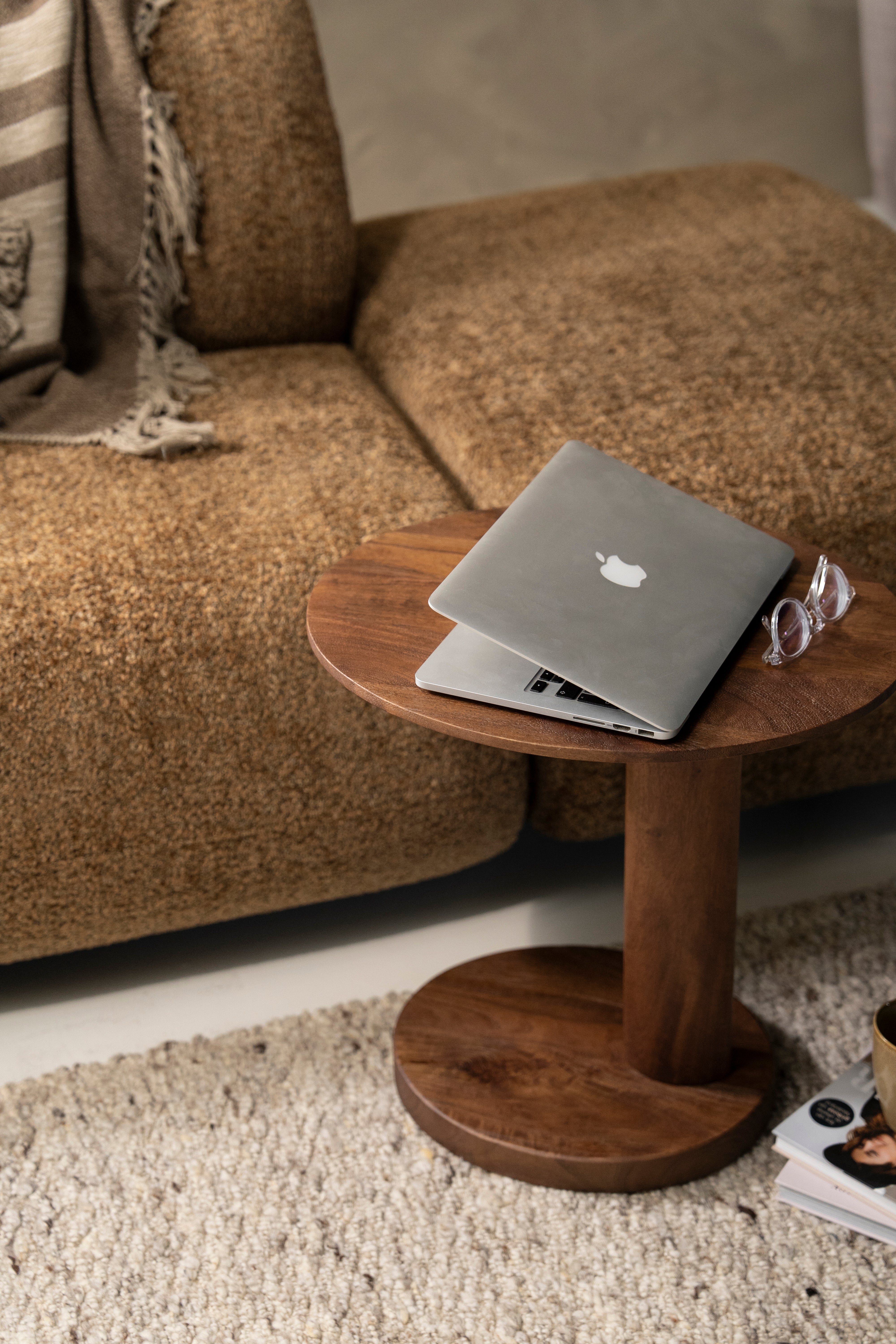 Stolik boczny NOVIA ciemne drewno mango