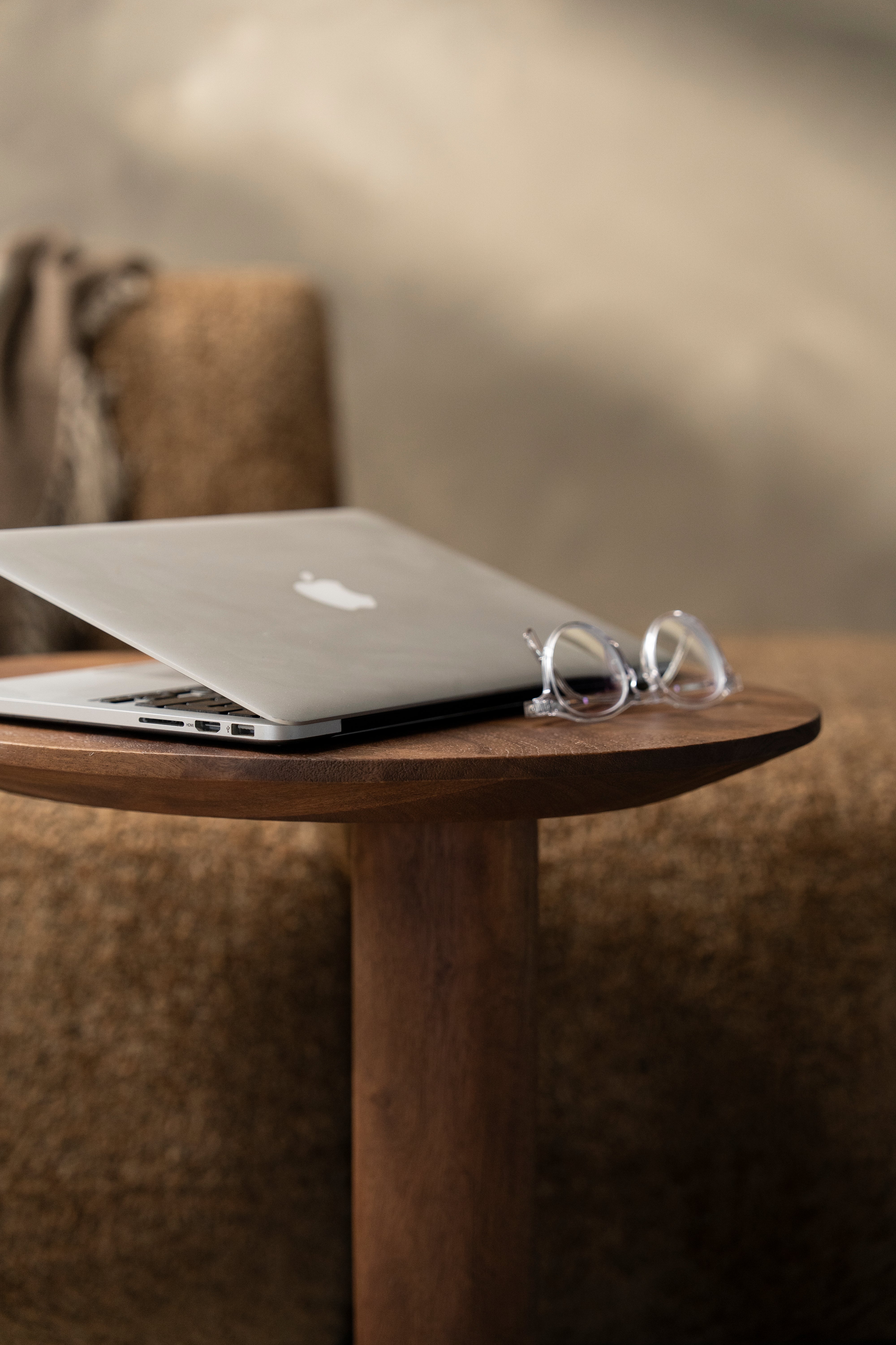 Stolik boczny NOVIA ciemne drewno mango