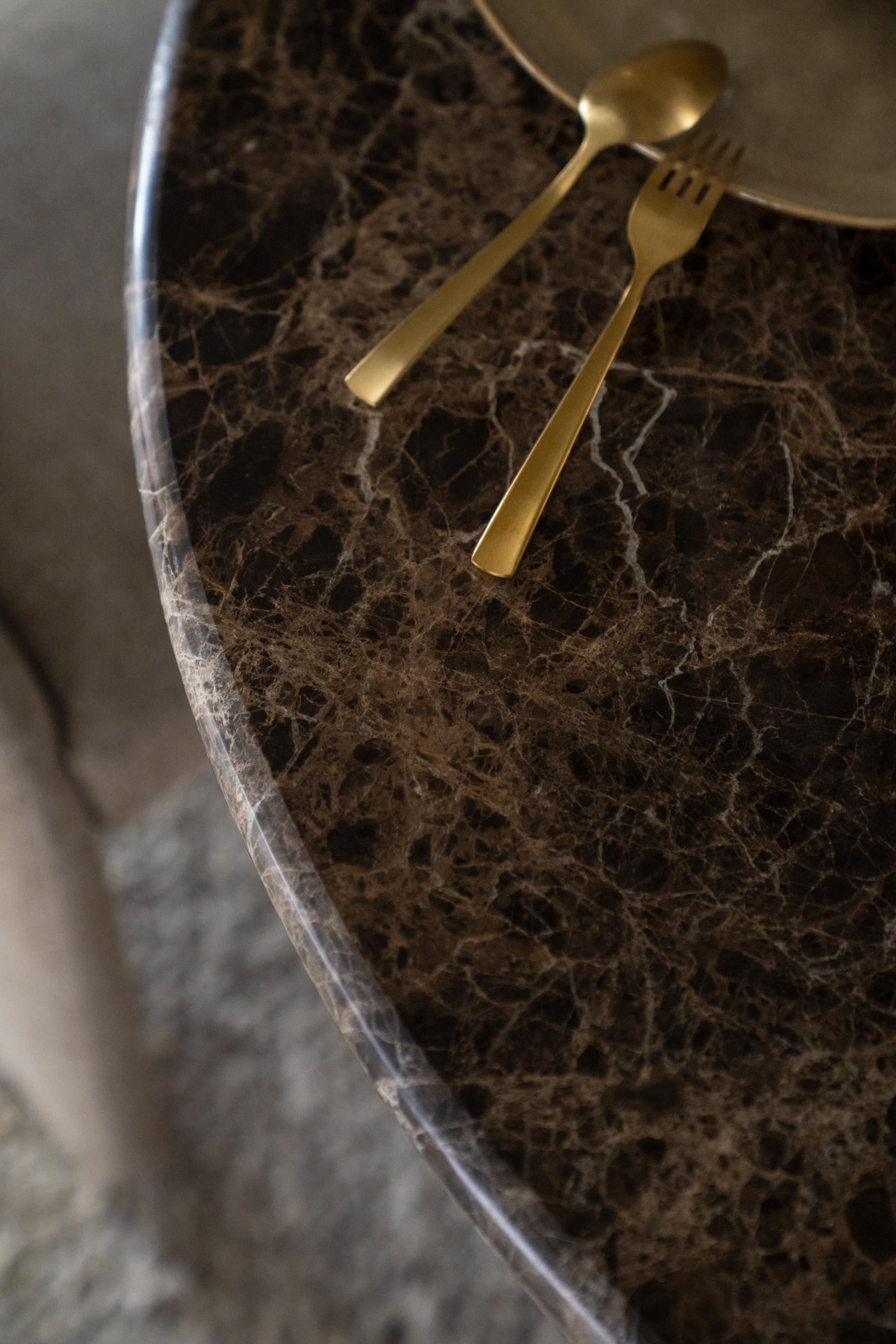 Stół LANDO ciemnobrązowy marmur z drewnianą podstawą