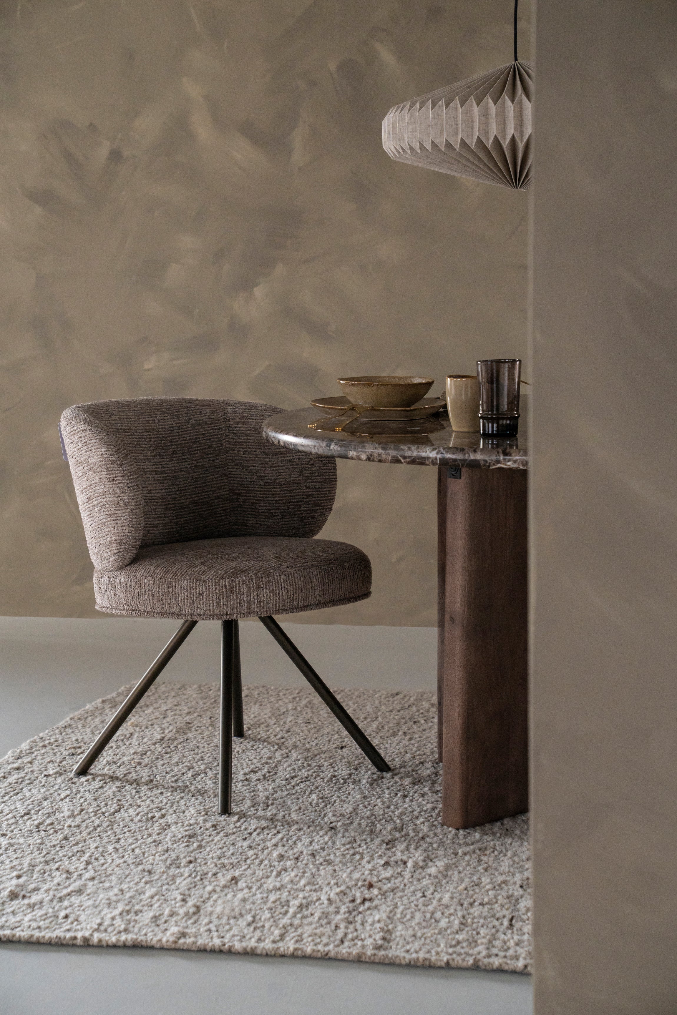 Krzesło obrotowe JAYSON taupe z ciemnobrązową podstawą