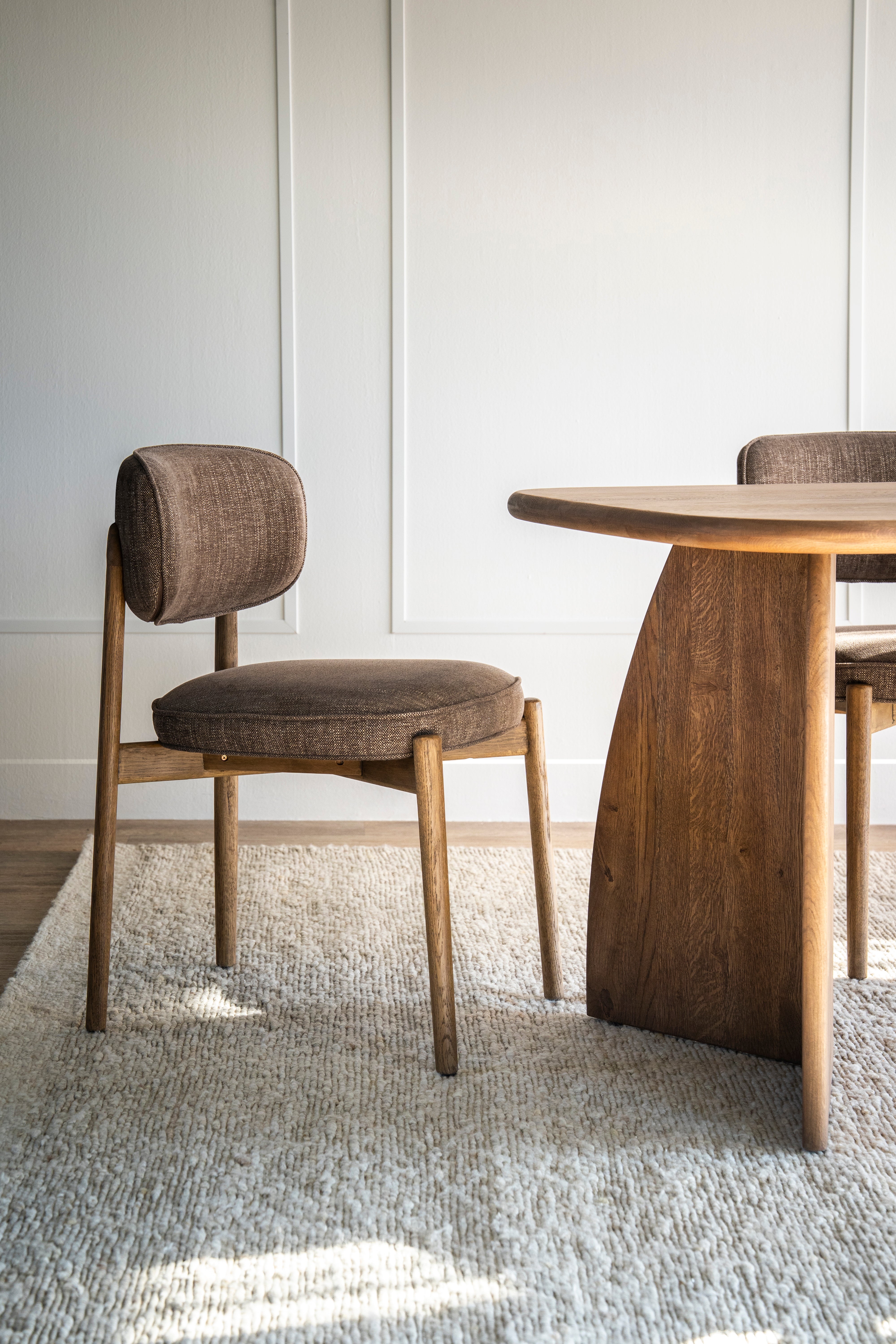 Stuhl RUNE in Beige mit heller Eichenbasis