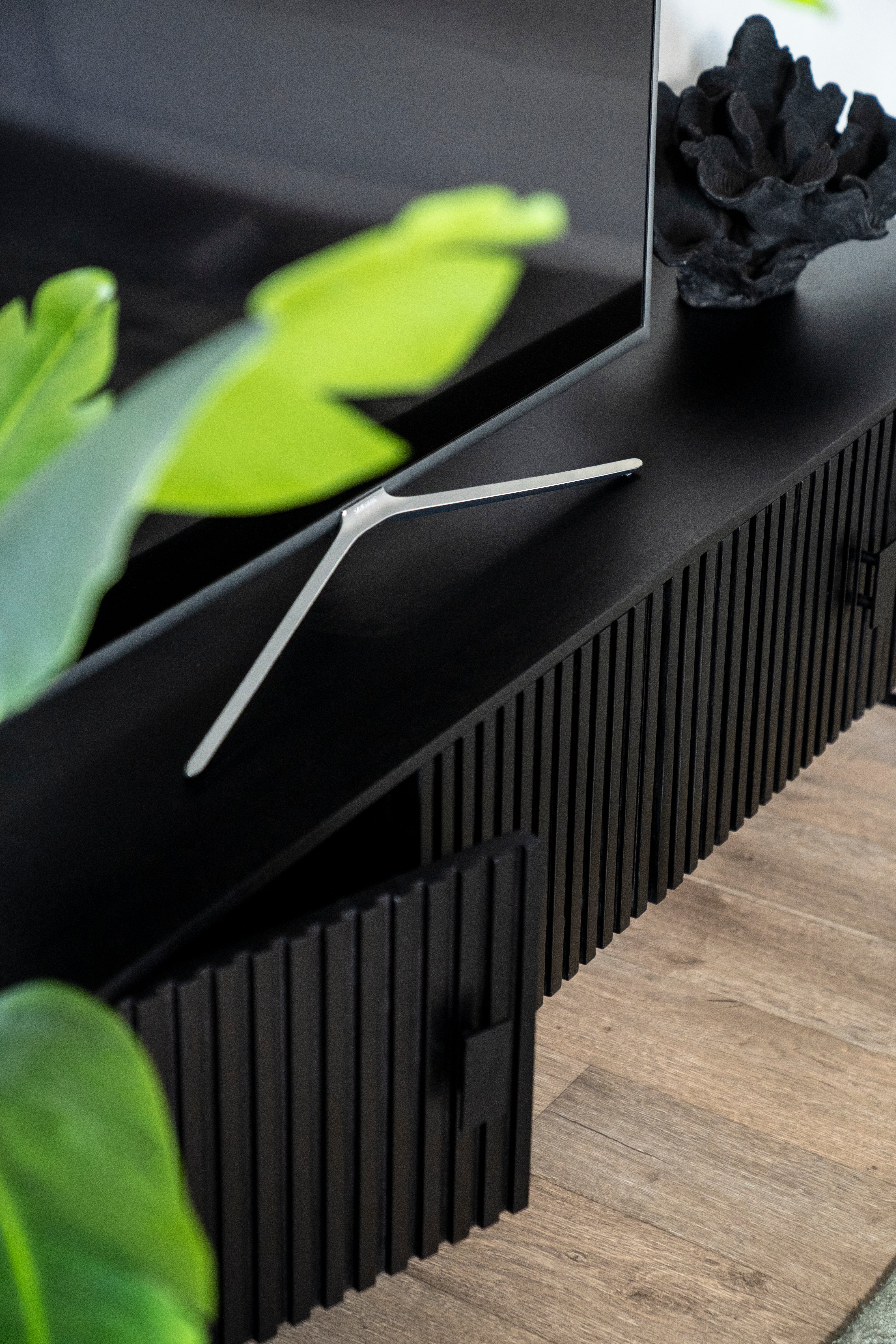 Szafka RTV REMI czarne drewno mango