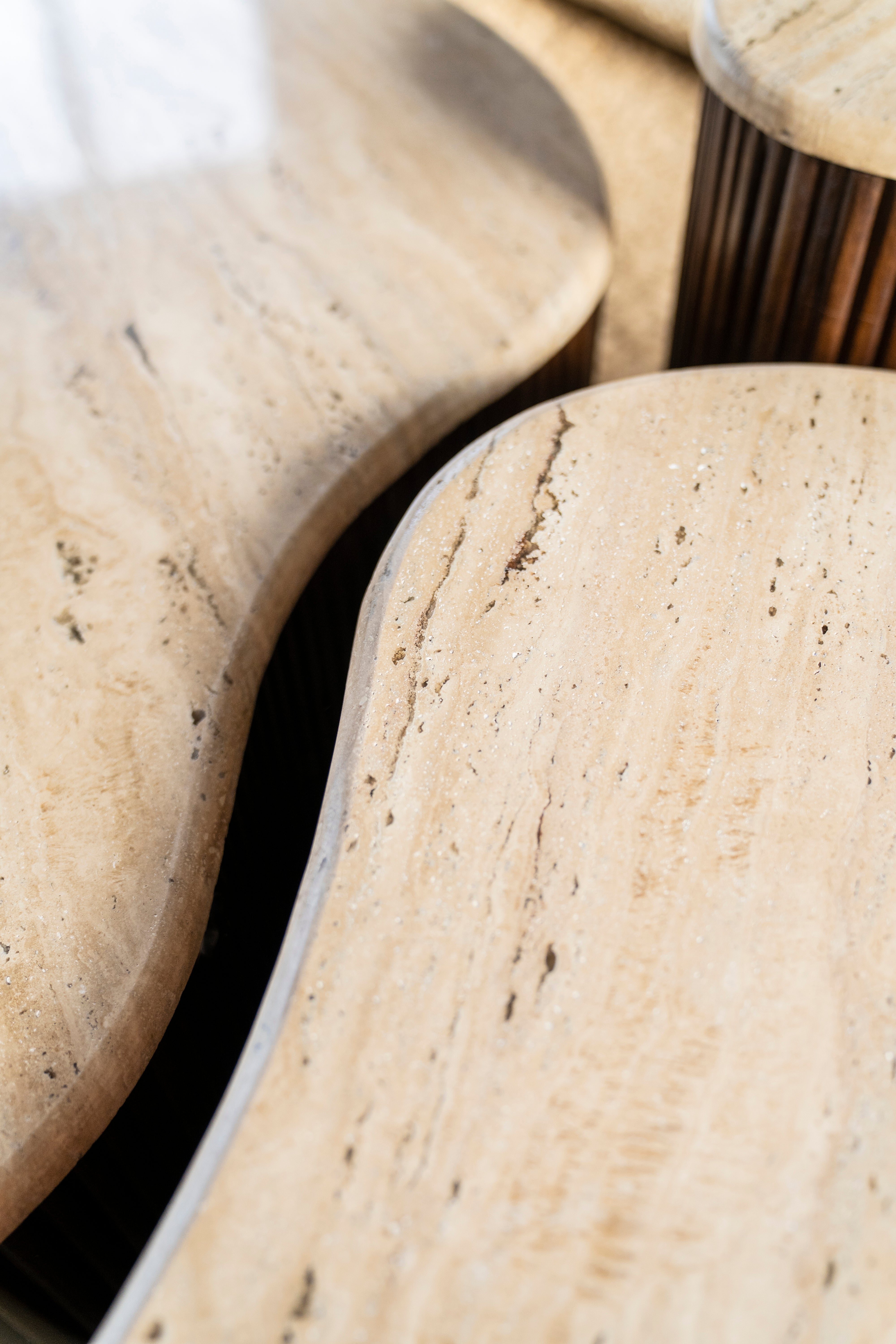 Couchtisch MARI aus Mangoholz mit Tischplatte aus Travertin