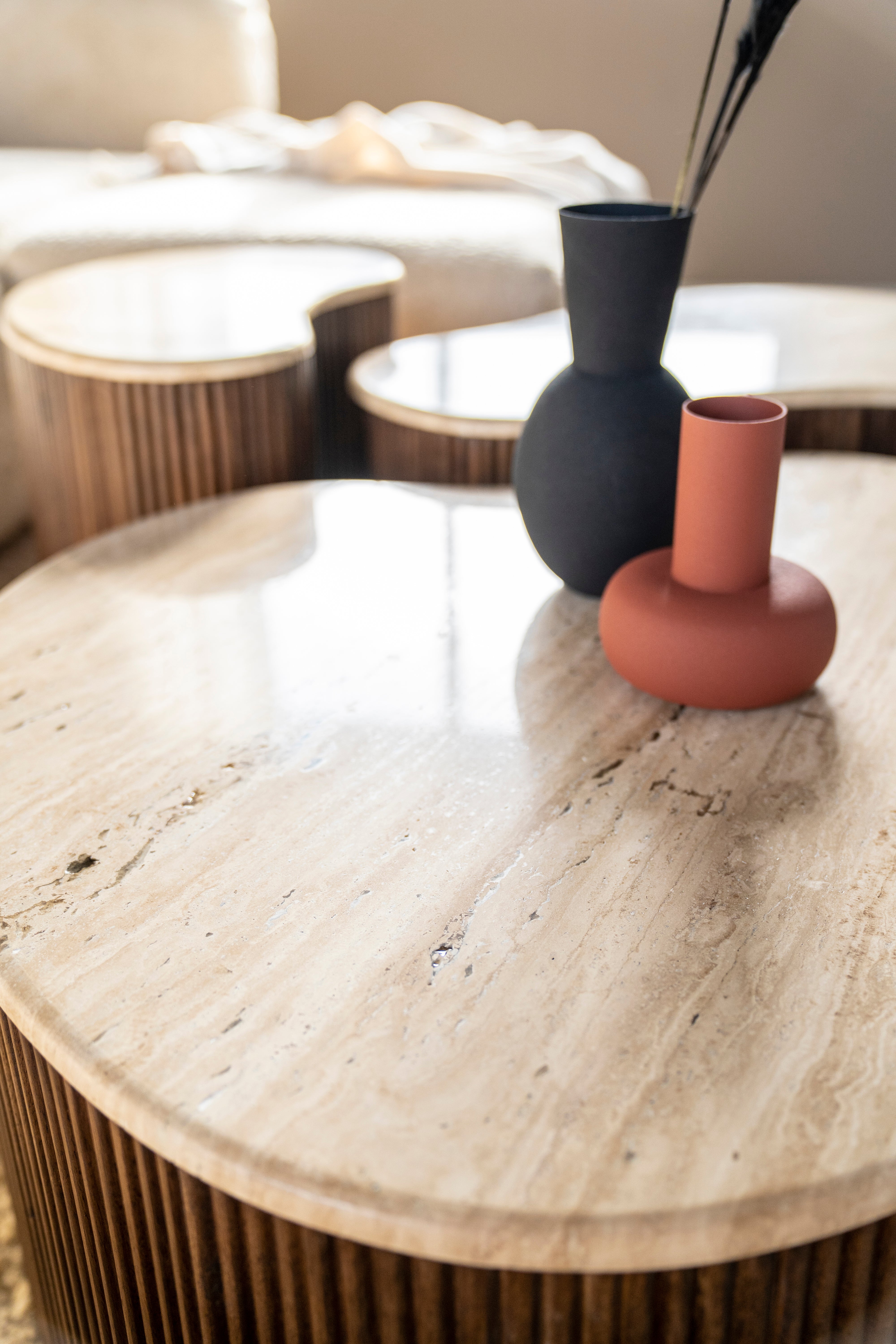 Stolik boczny MARI drewno mango z blatem z trawertynu