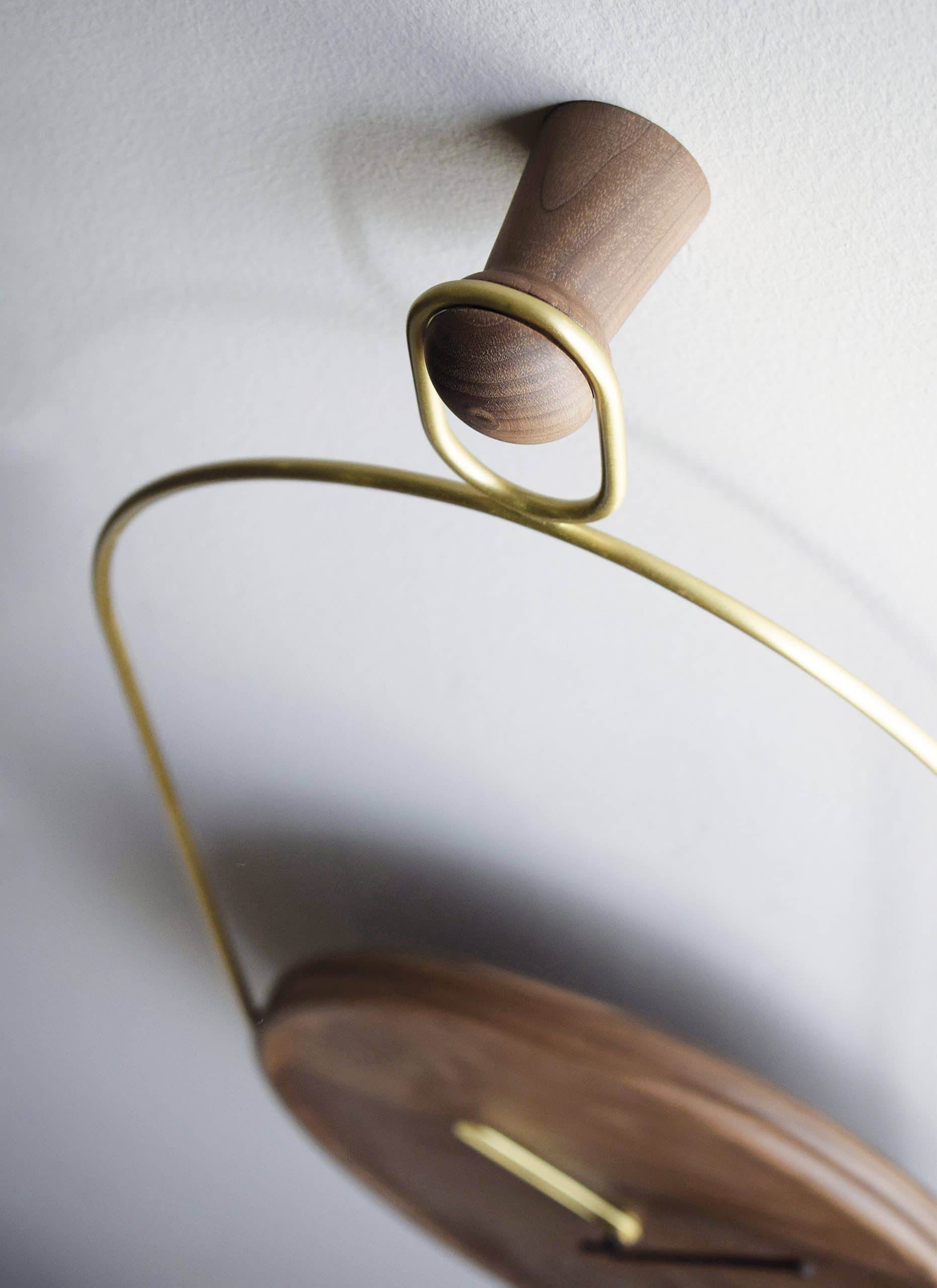 Wanduhr ESLABON aus Nussbaum mit Messing