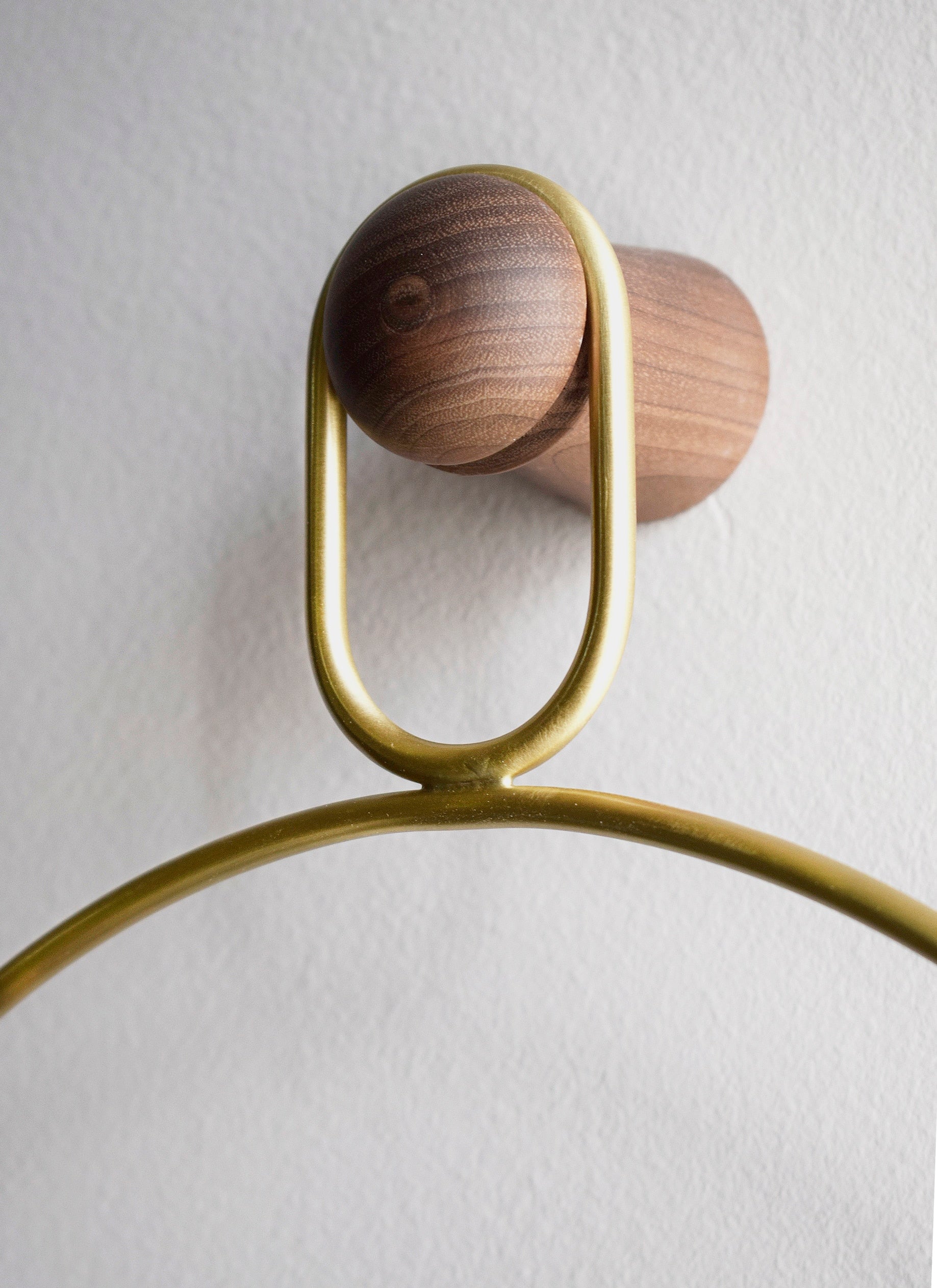 Wanduhr ESLABON aus Nussbaum mit Messing