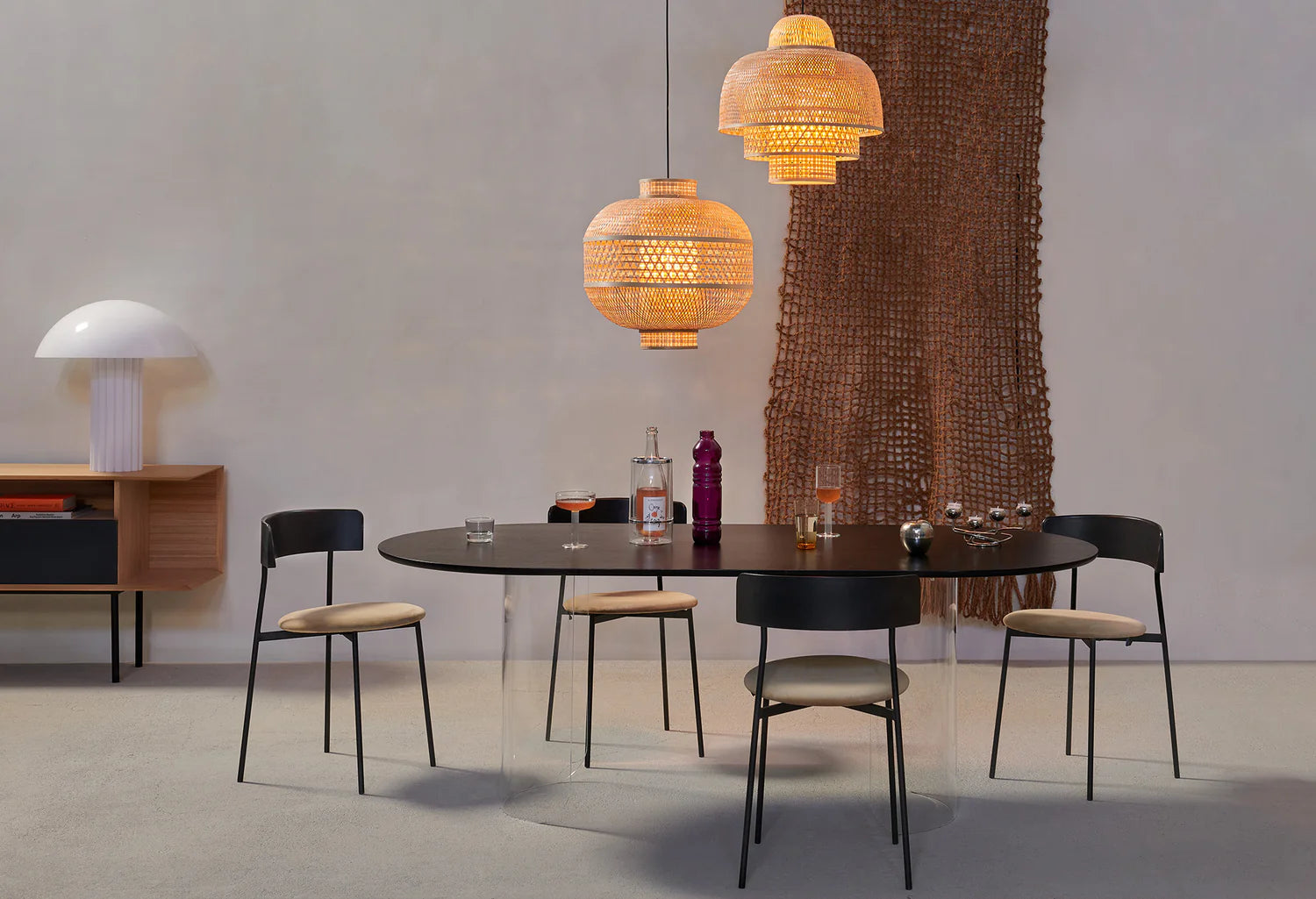 Oval Table PLATEAU black top with transparent base