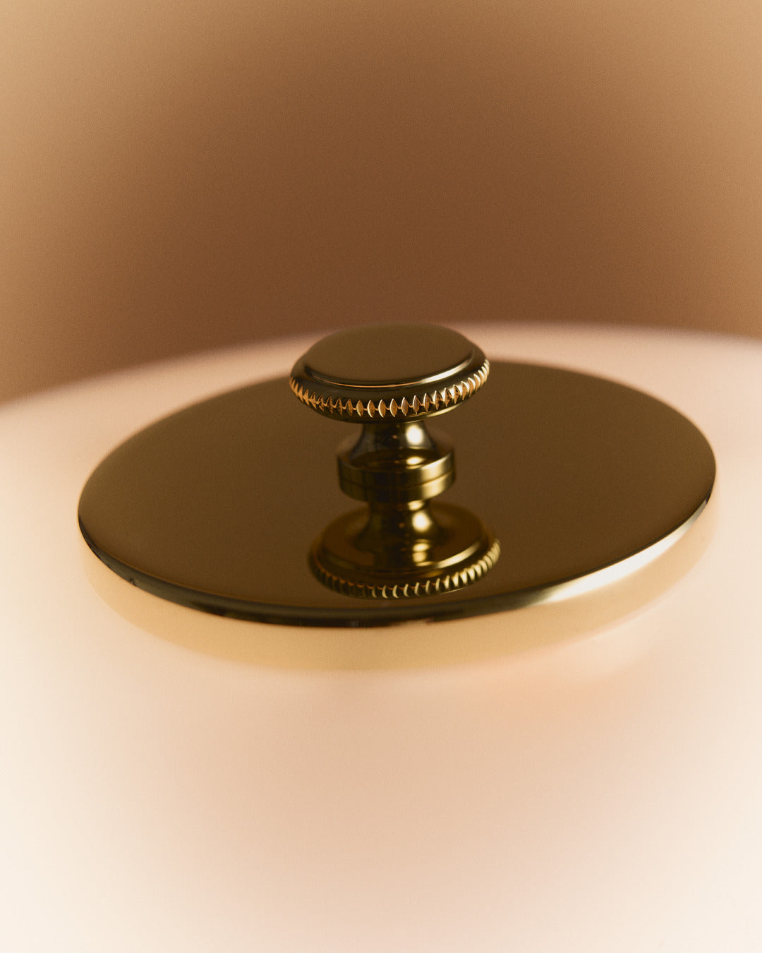 Lampa przenośna PH 2/1 biały z mosiężną podstawą