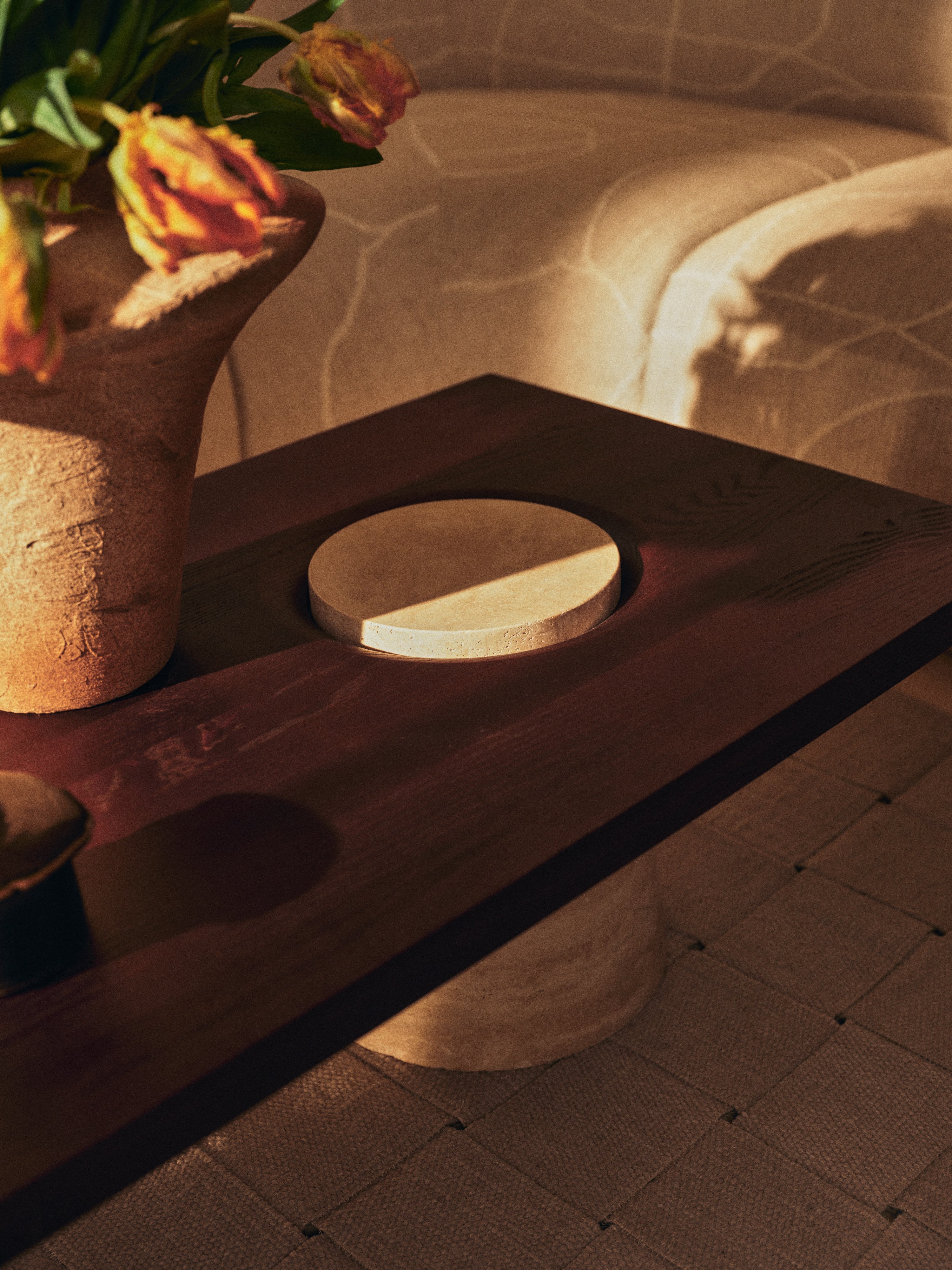 Stolik kawowy GROVA jesionowy blat z trawertynem