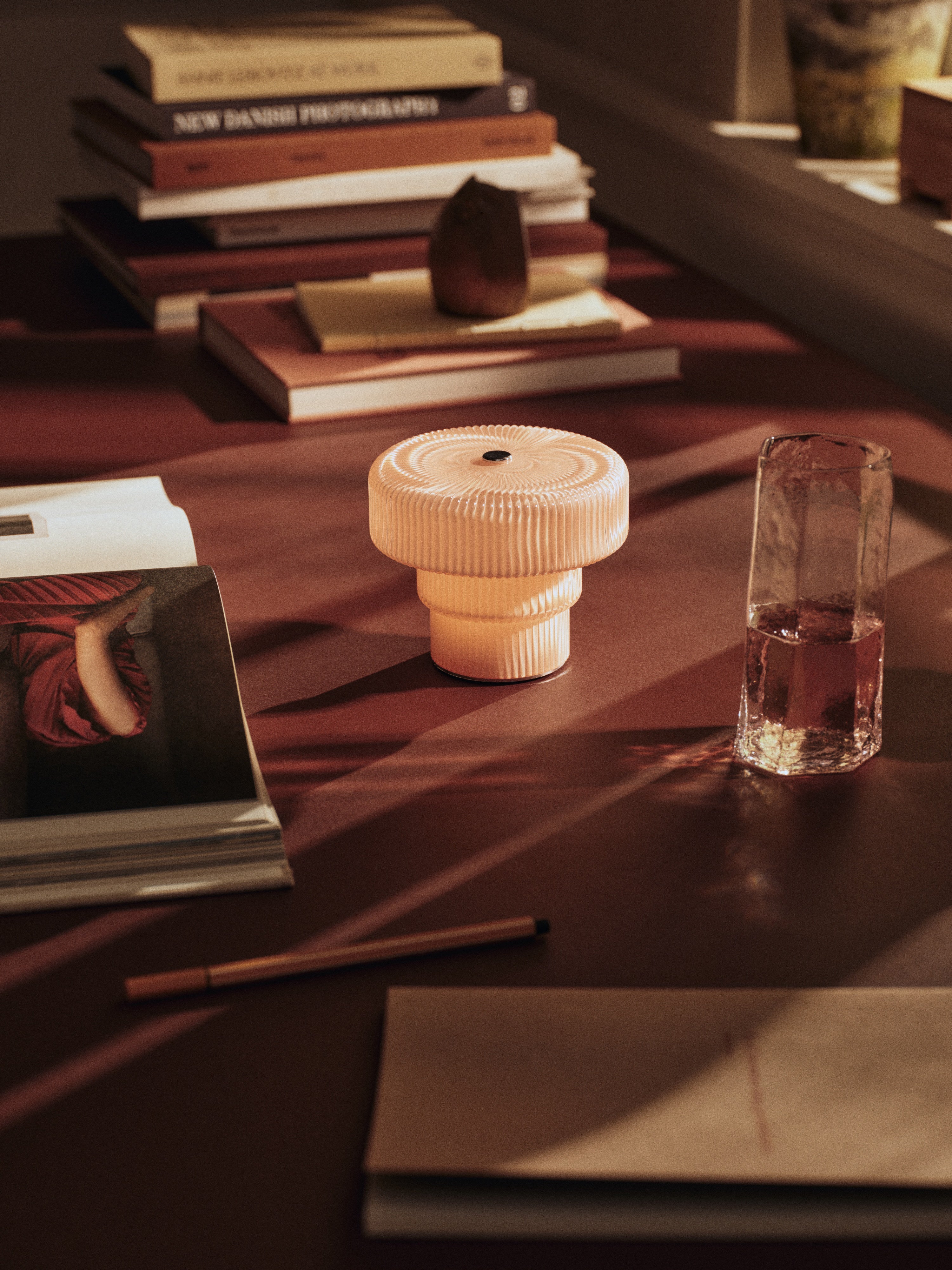 Lampa przenośna RIPPLE różowe szkło