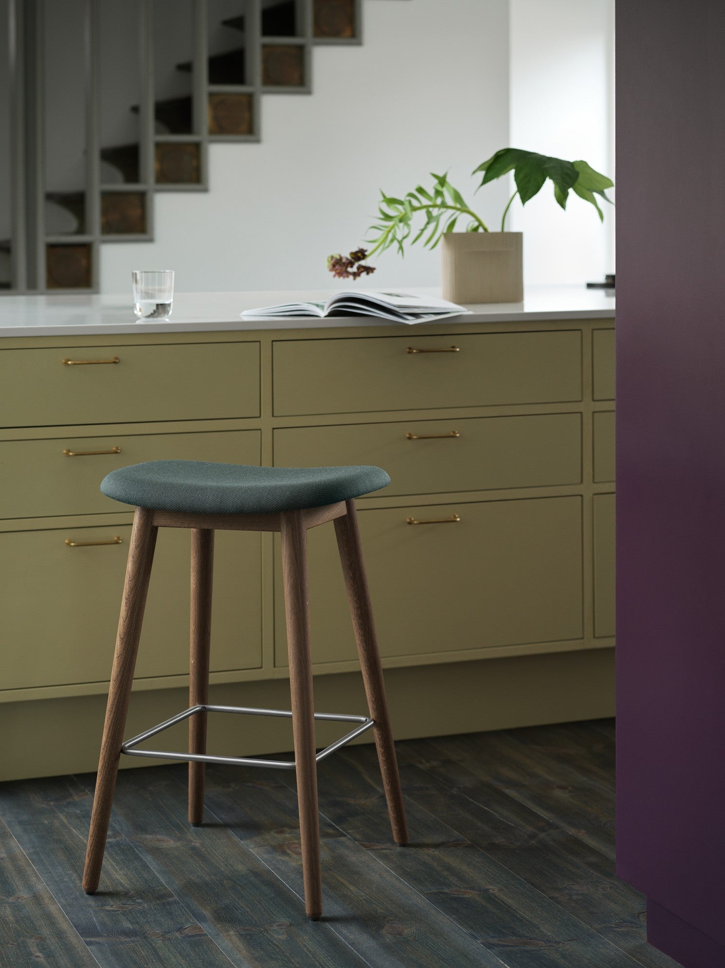 Personalisierter FIBER Hocker mit gepolstertem Sitz und Holzgestell