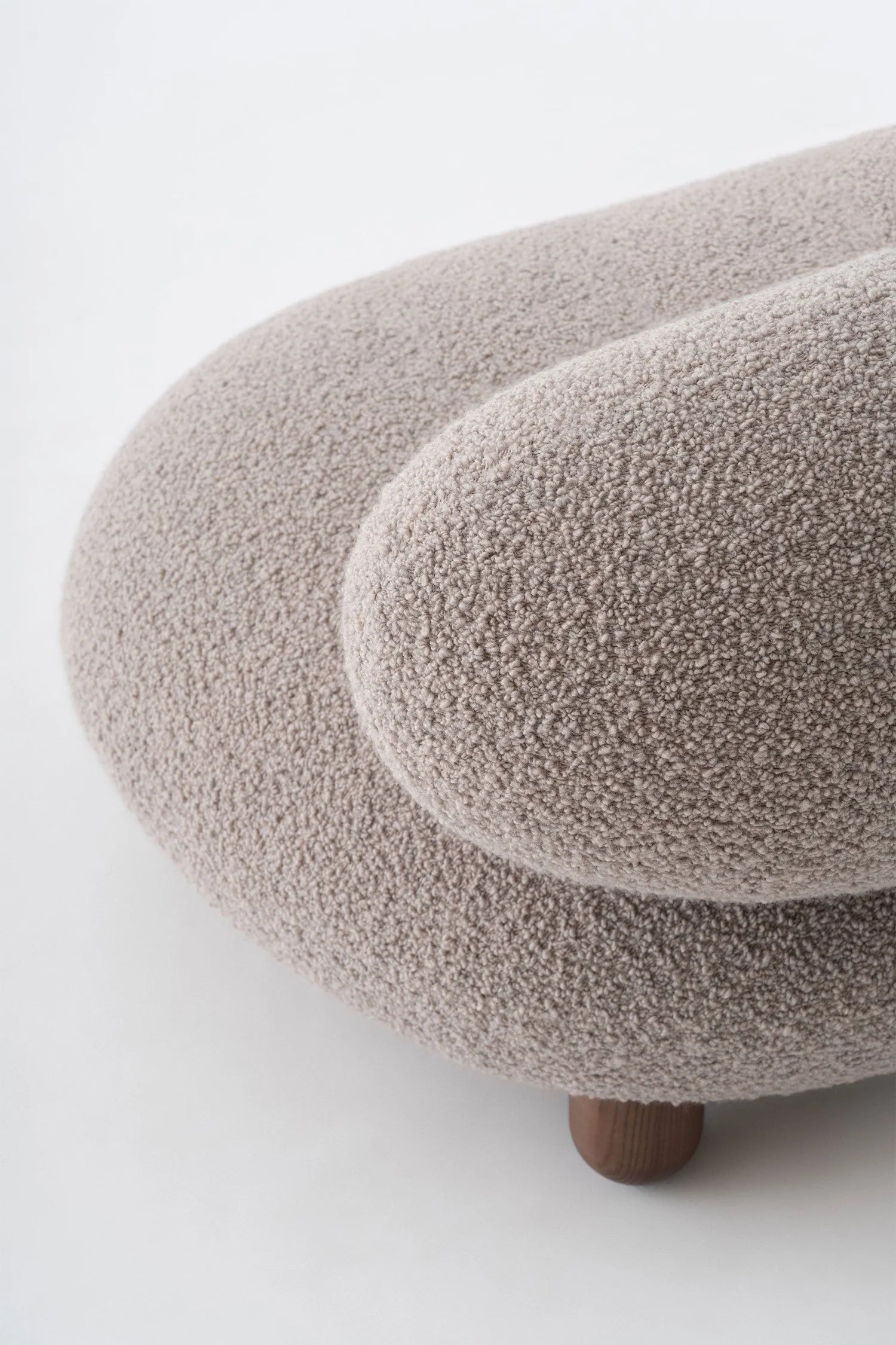 Sofa FLOCK tapicerowana z drewnianą podstawą